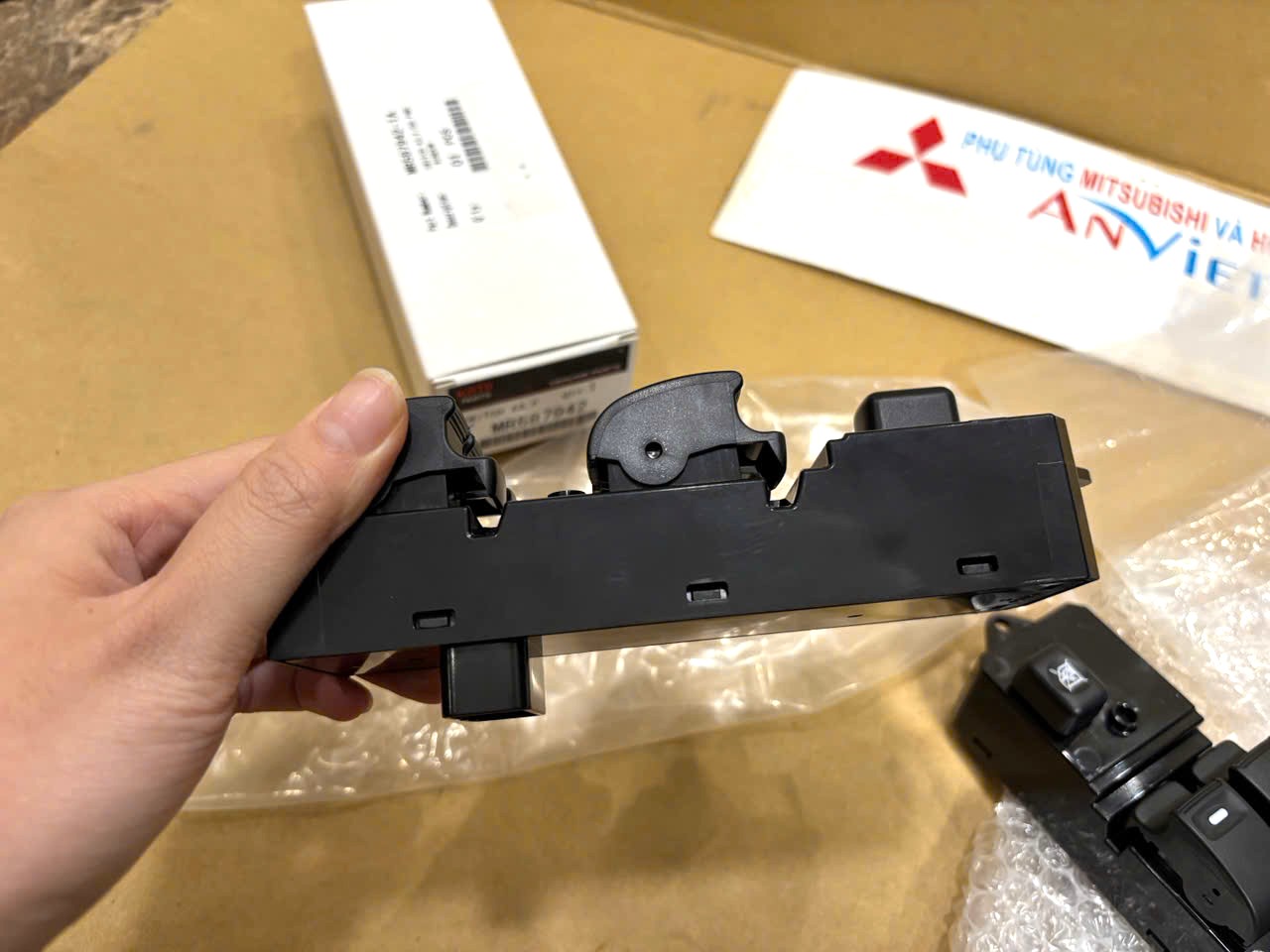 Công tắc lên xuống kính Tổng cửa trước bên Lái xe Mitsubishi Zinger, Grandis, Triton và Pajero Sport