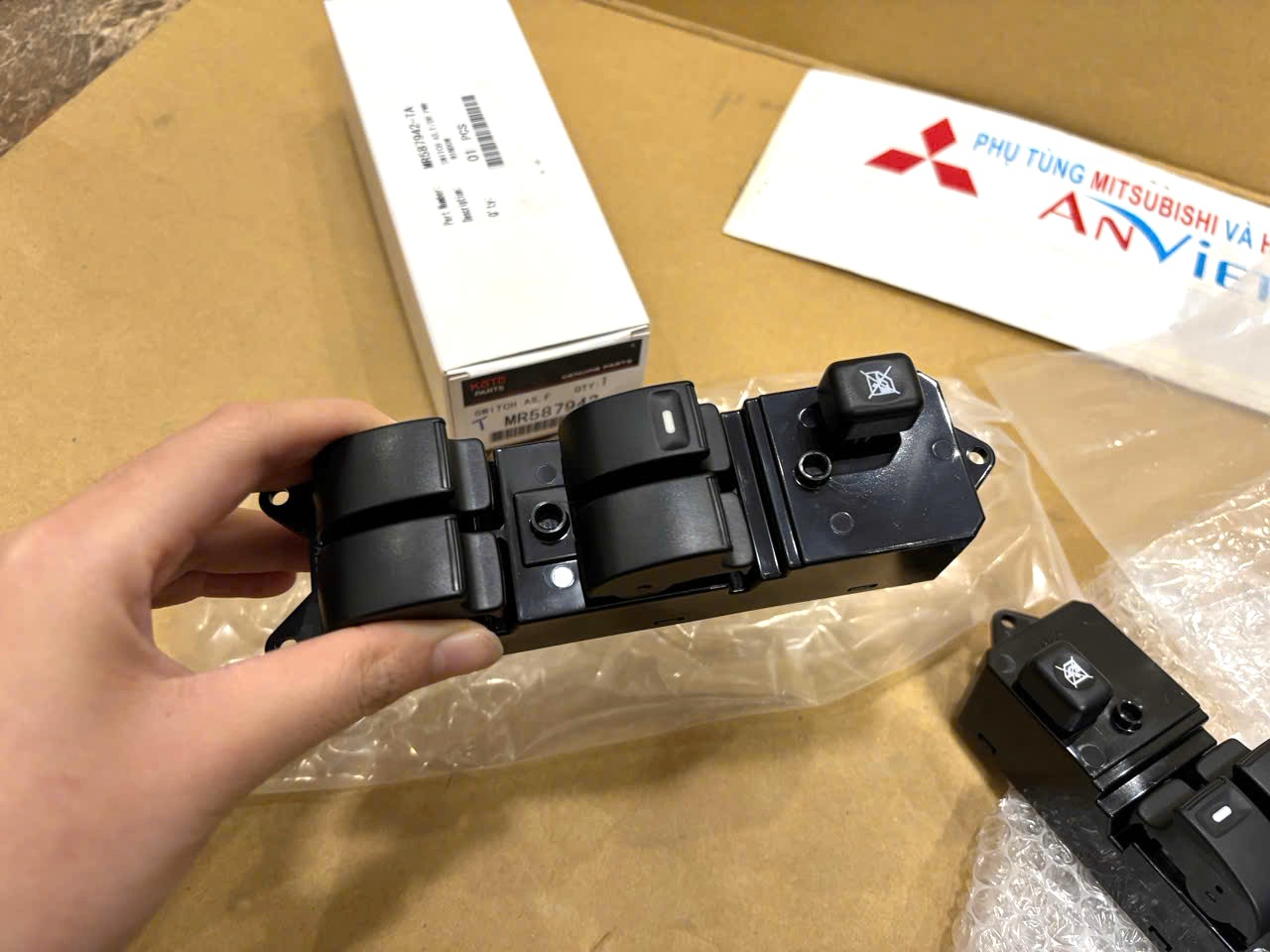 Công tắc lên xuống kính Tổng cửa trước bên Lái xe Mitsubishi Zinger, Grandis, Triton và Pajero Sport