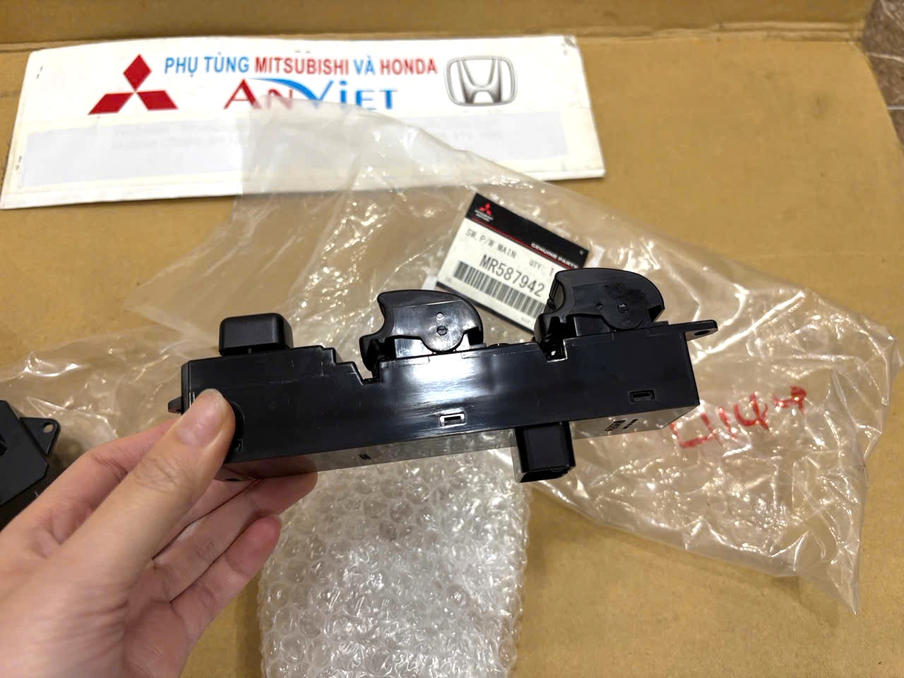 Công tắc lên xuống kính Tổng cửa trước bên Lái xe Mitsubishi Zinger, Grandis, Triton và Pajero Sport