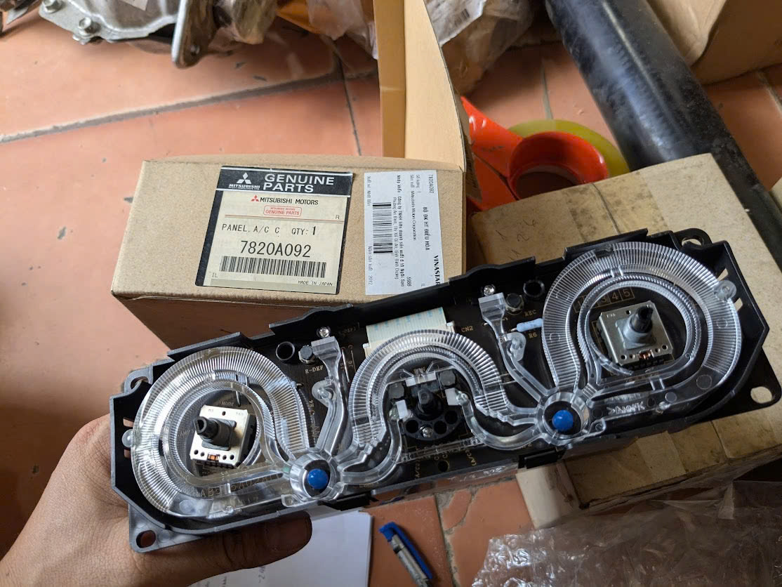 Cụm công tắc điều khiển điều hòa Mitsubishi Grandis ( k bao gồm các nút bấm , vặn )