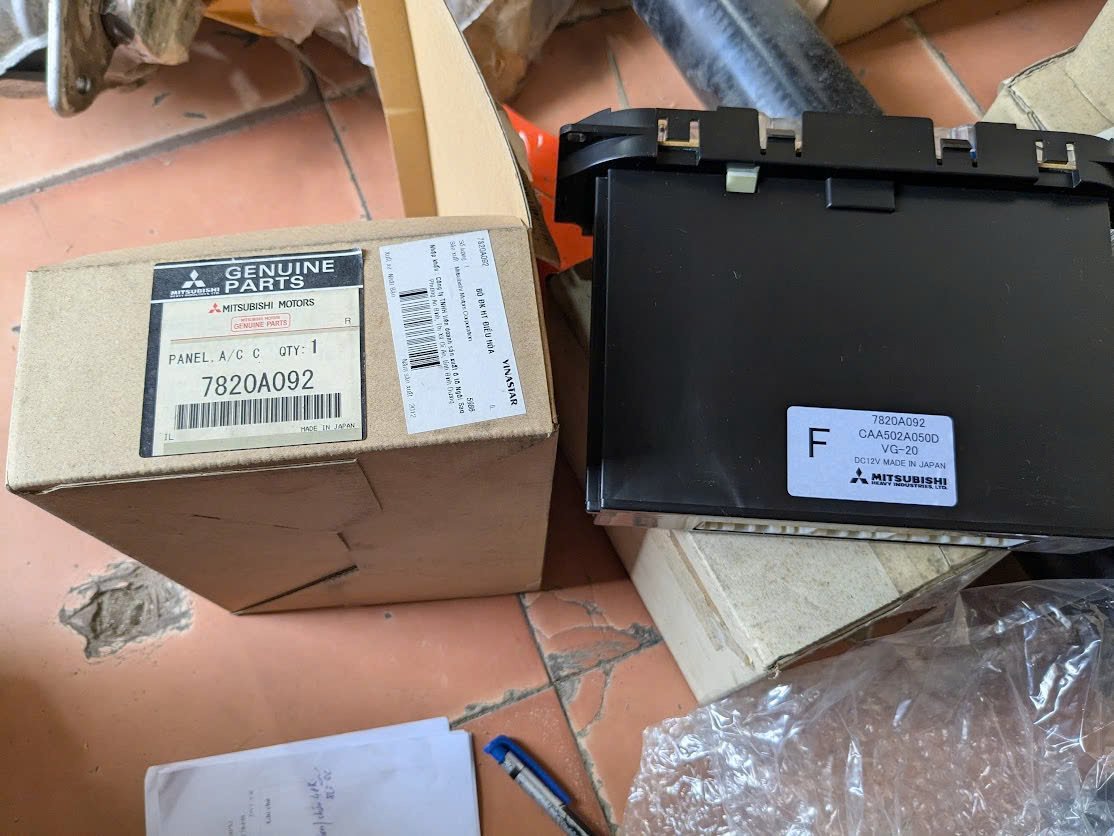 Cụm công tắc điều khiển điều hòa Mitsubishi Grandis ( k bao gồm các nút bấm , vặn )