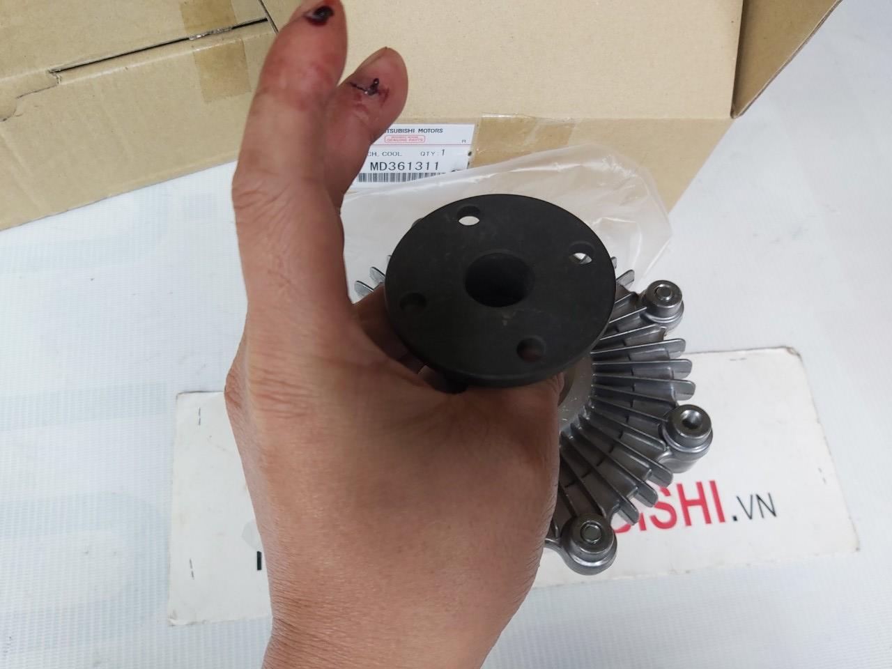 Ly tâm quạt xe Mitsubishi Jolie