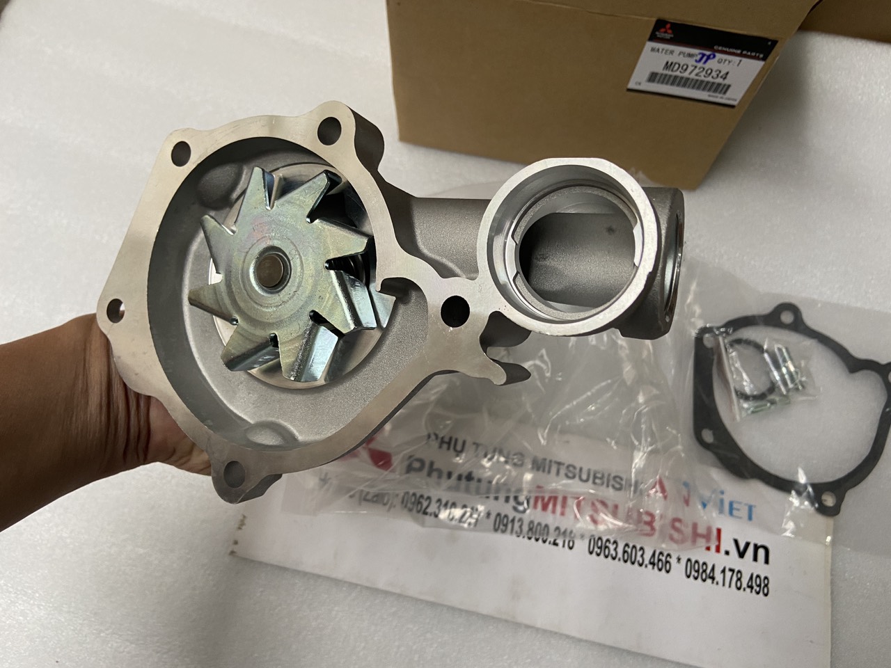 Bơm nước xe Mitsubishi Jolie