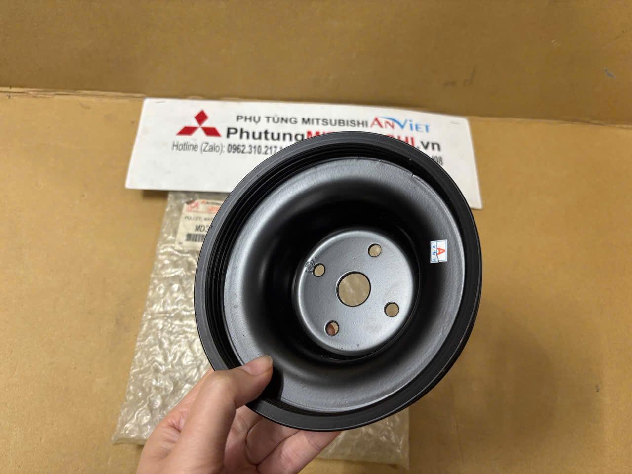 Puly Bơm nước xe Mitsubishi Jolie, Zinger và Triton