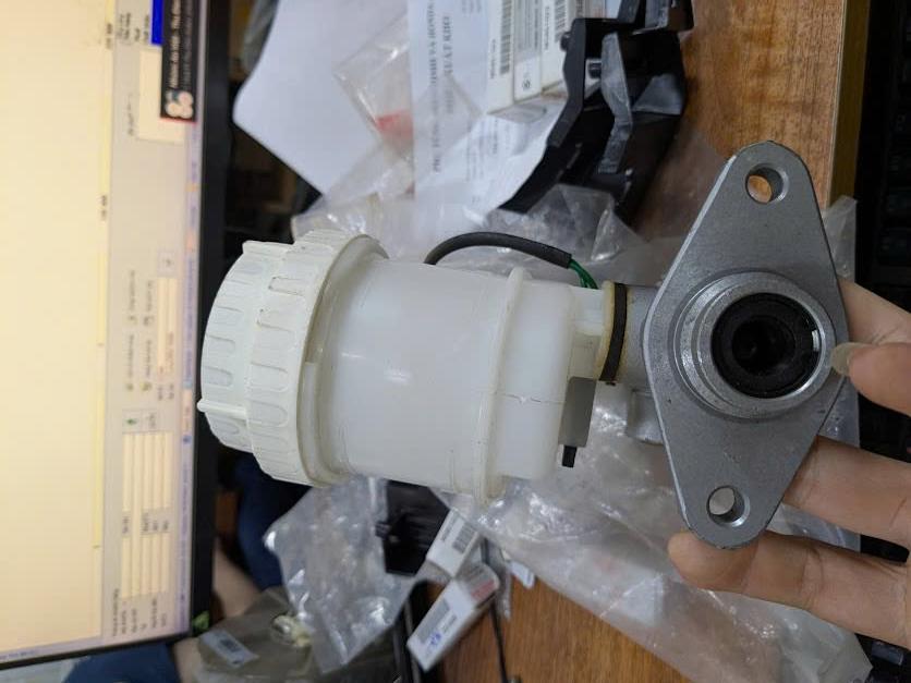 oem MR527469 xy lanh tổng phanh  Mitsubishi lancer gala 1.6 2004 heo thắng tổng