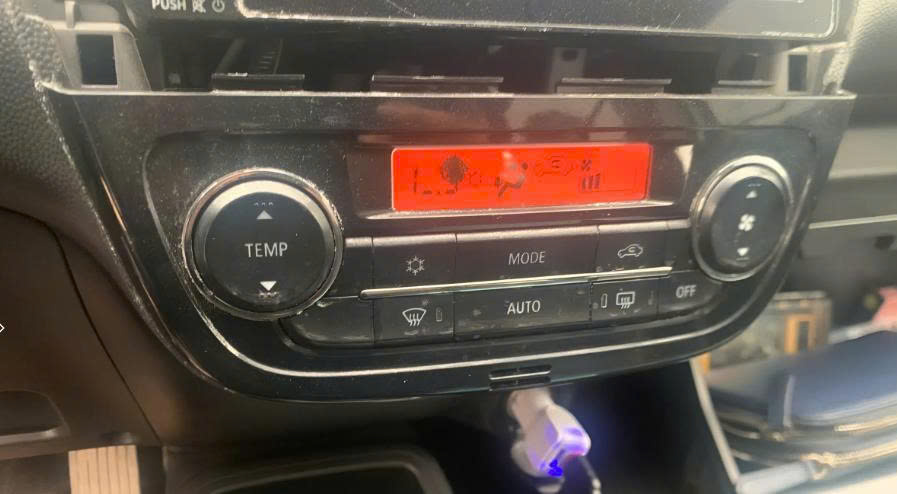 Cụm công tắc điều khiển điều hòa trên táp lô Mitsubishi Attrage, Mirage hàng bãi