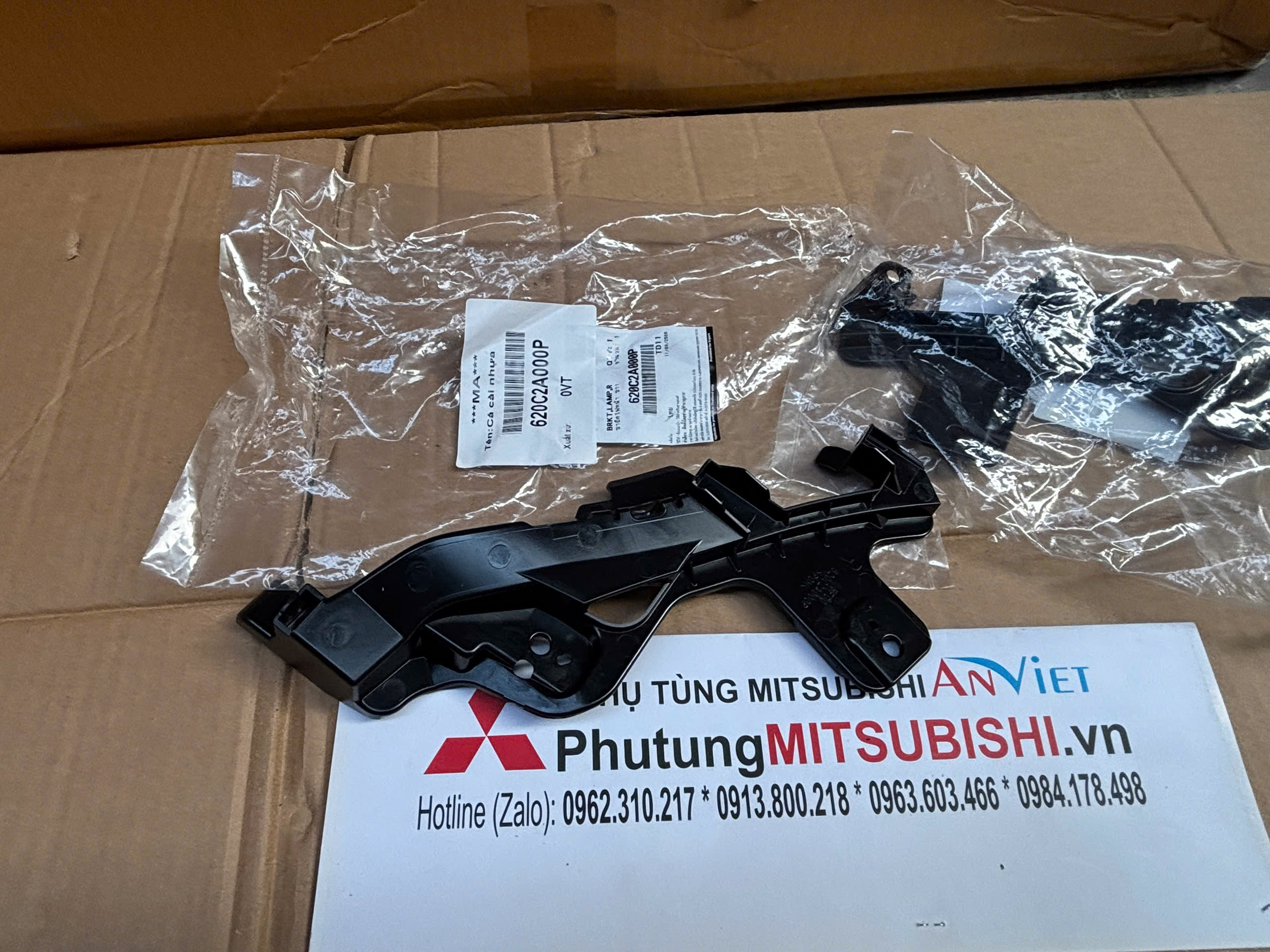 Cá cài đèn pha xe Mitsubishi Triton 2024-2025