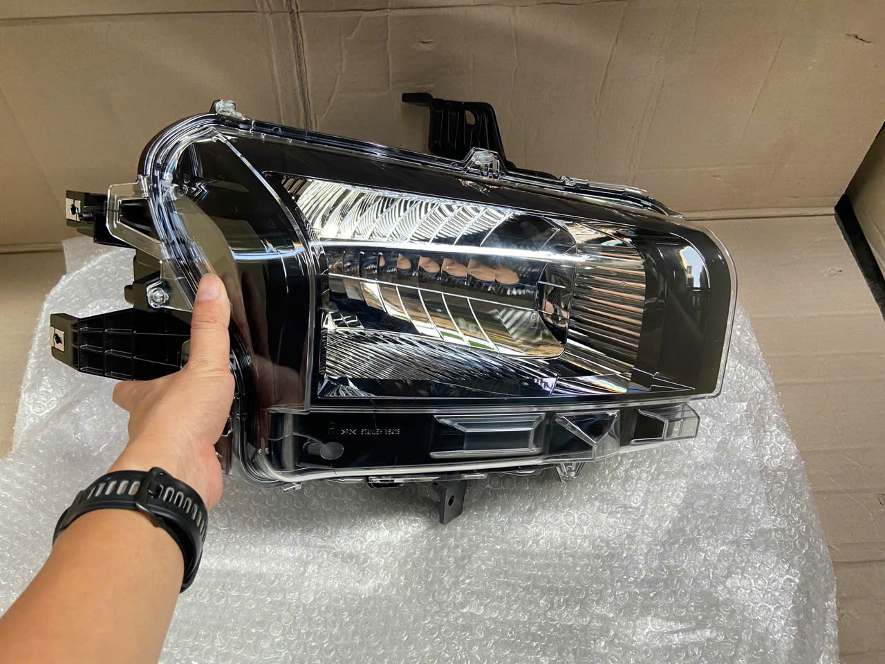 Đèn Pha xe Mitsubishi Triton 2024-2025 Halogen không gồm bóng đèn