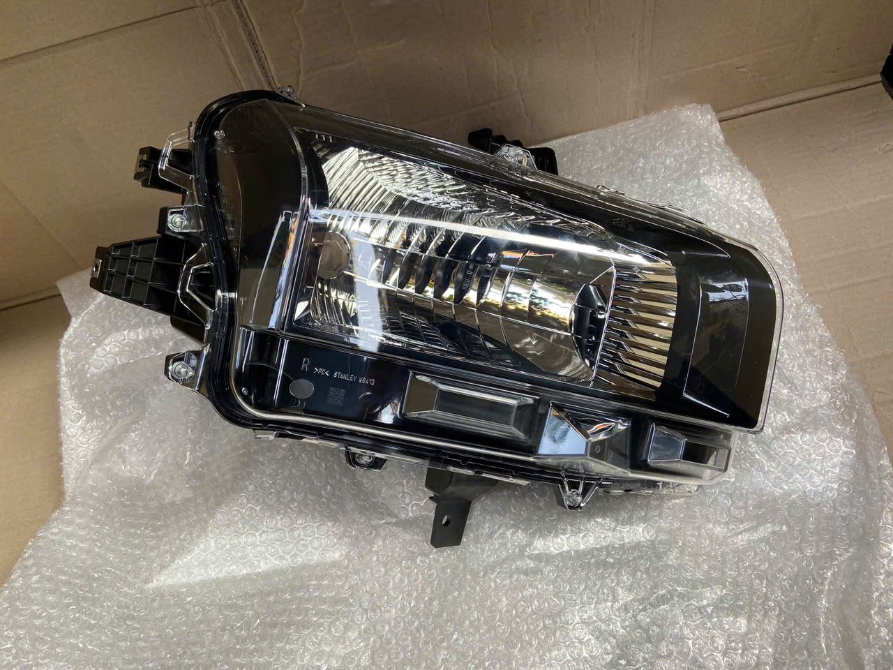 Đèn Pha xe Mitsubishi Triton 2024-2025 Halogen không gồm bóng đèn