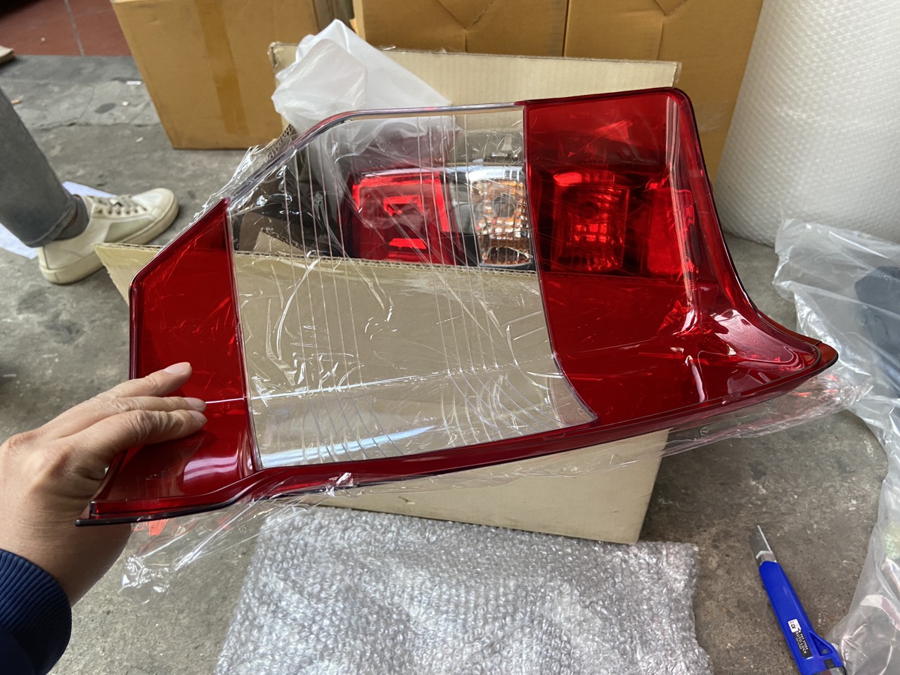 Nắp, mặt kính nhựa đèn hậu xe Mitsubishi Triton 2019-2025