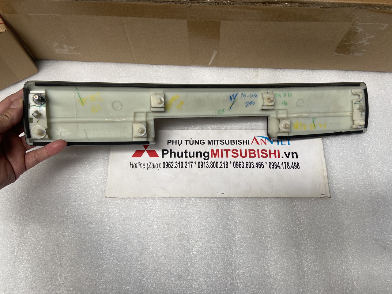 Ốp tay mở bưởng, cửa thùng sau xe Mitsubishi Triton 2019-2025