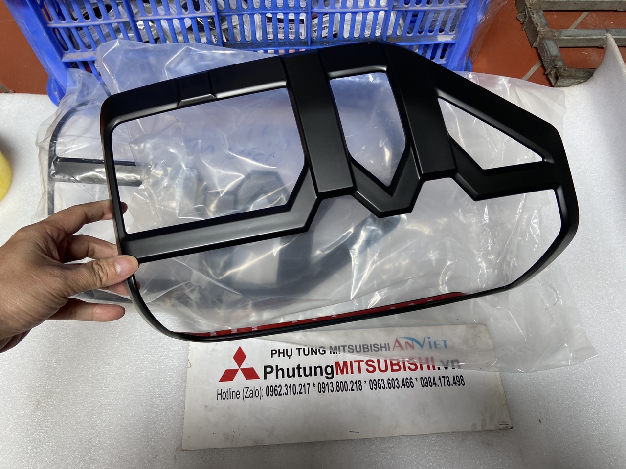 Ốp trang trí đèn hậu xe Mitsubishi Triton 2019-2024