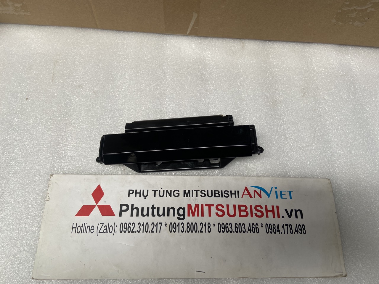 Tay mở cửa, bưởng thùng sau xe Mitsubishi Triton 2019-2025