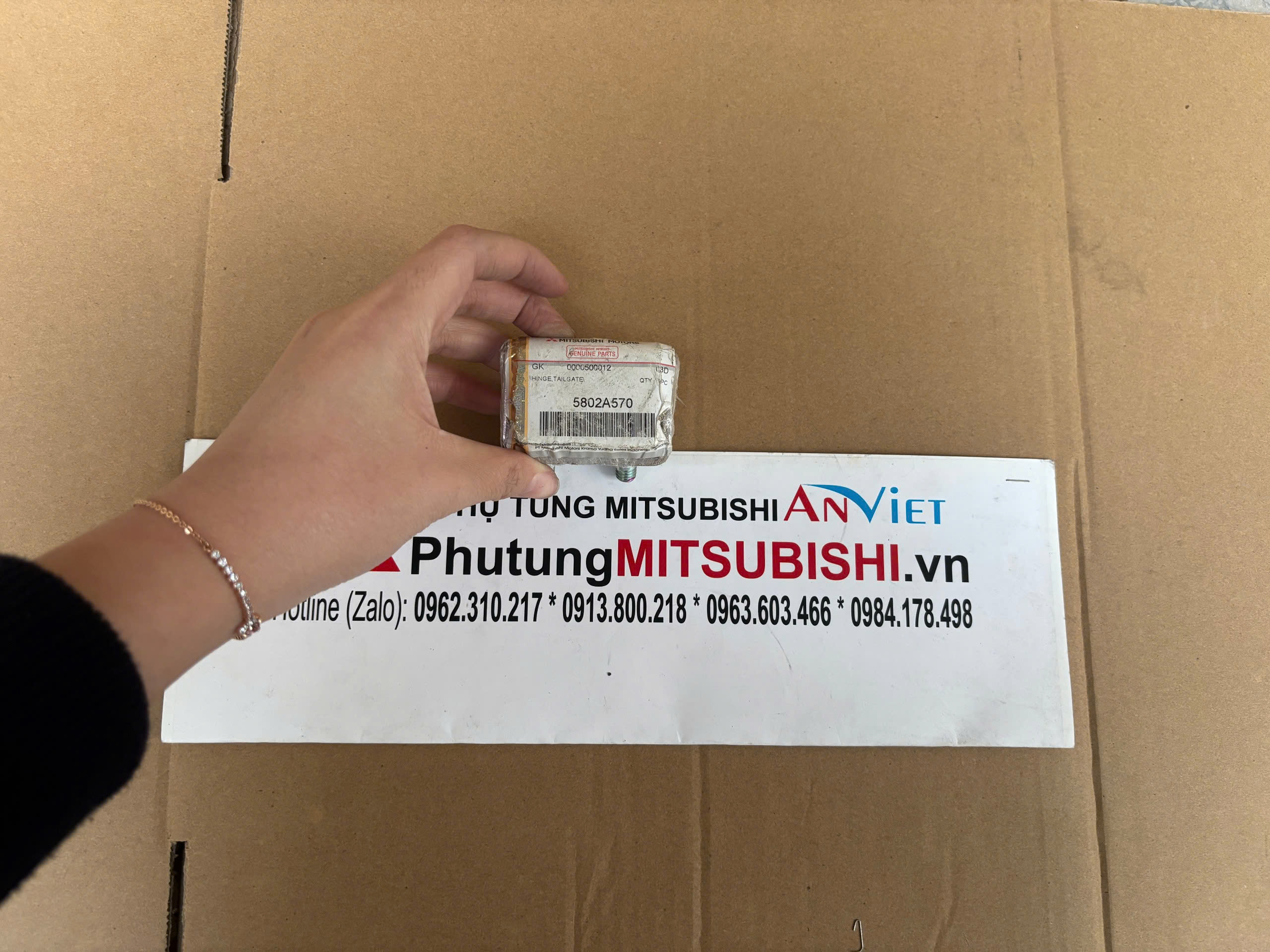 Bản lề cánh cửa hậu xe Mitsubishi Xpander
