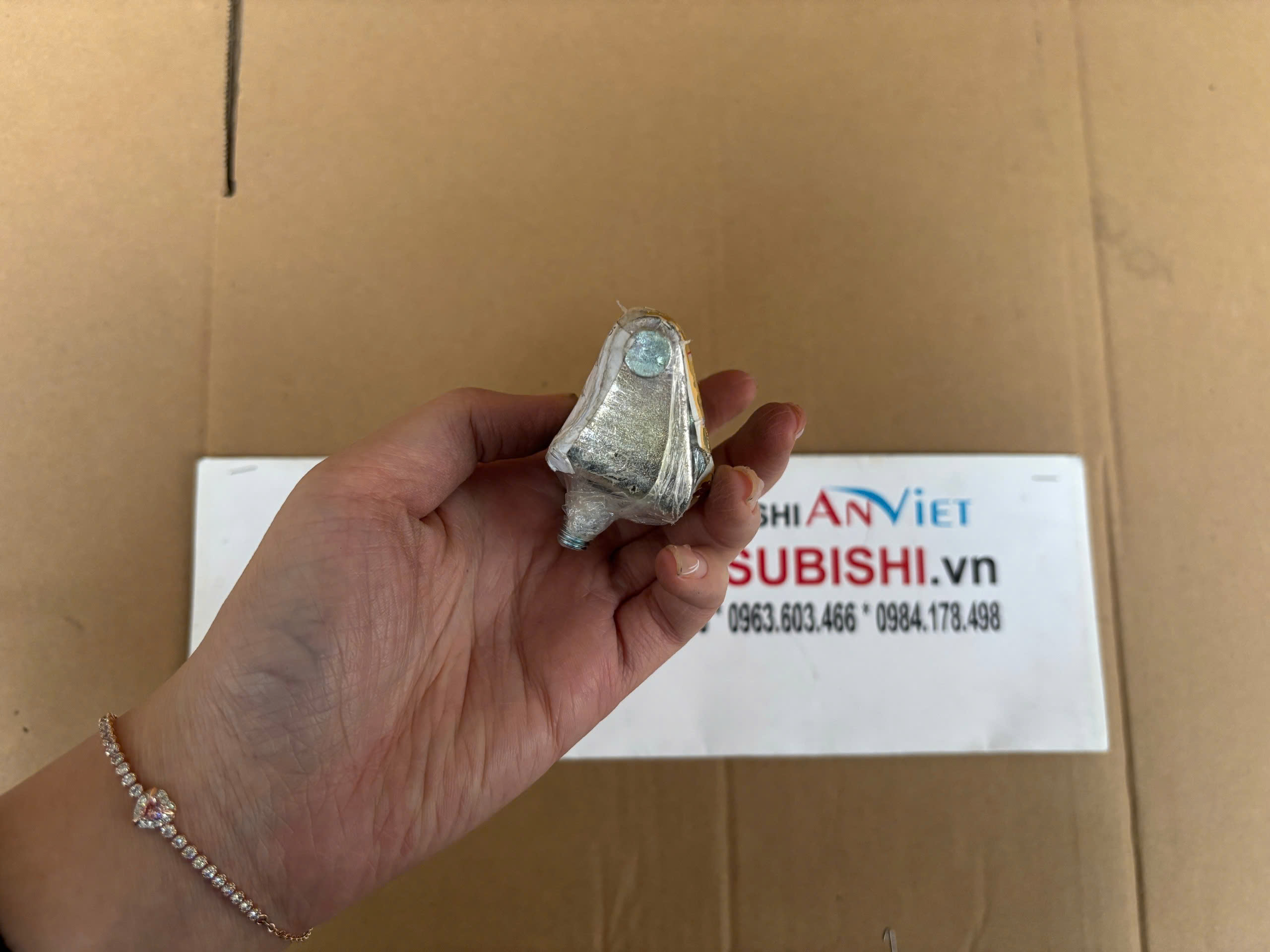 Bản lề cánh cửa hậu xe Mitsubishi Xpander