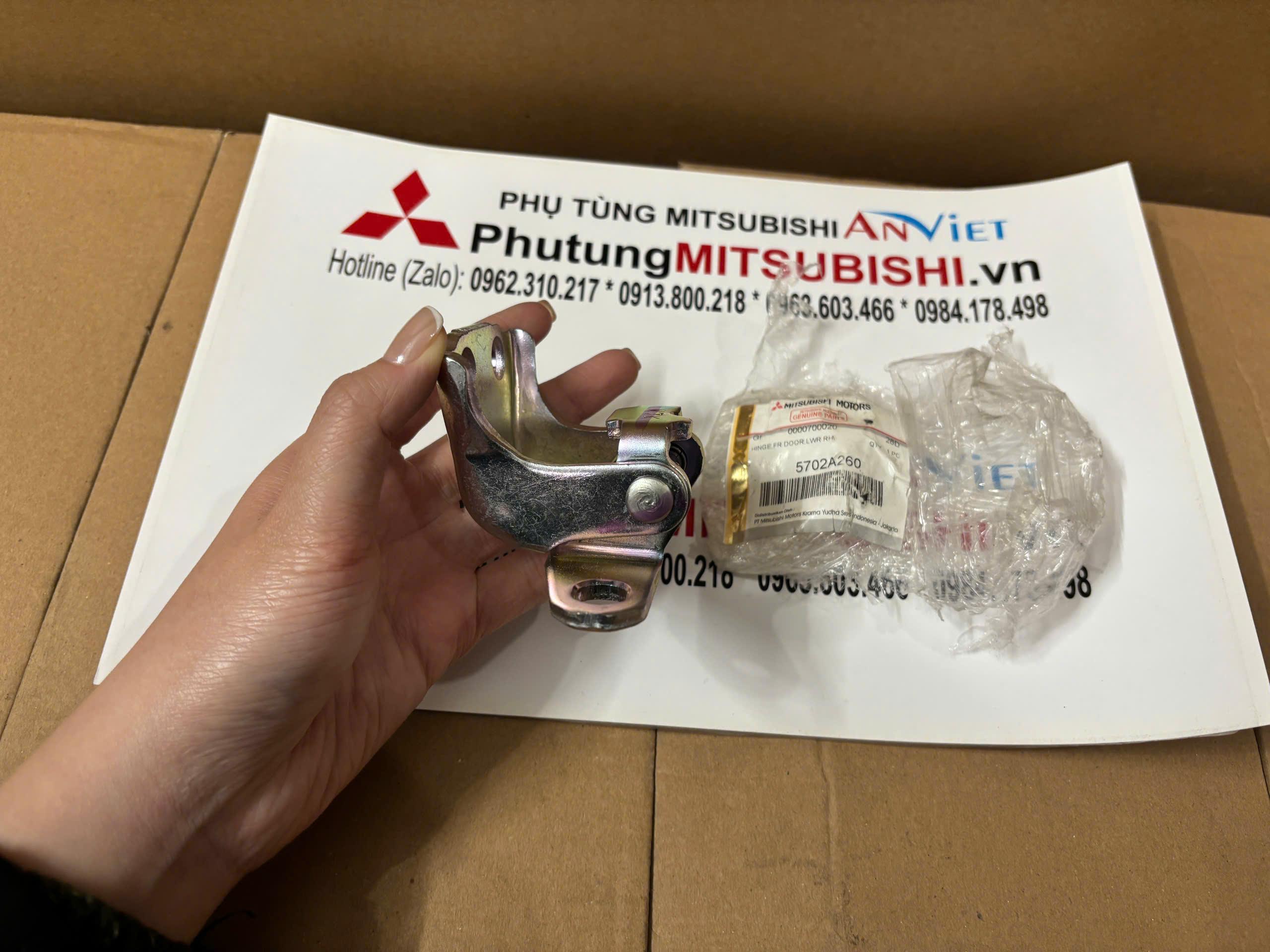 Bản lề cánh cửa trước xe Mitsubishi Xpander