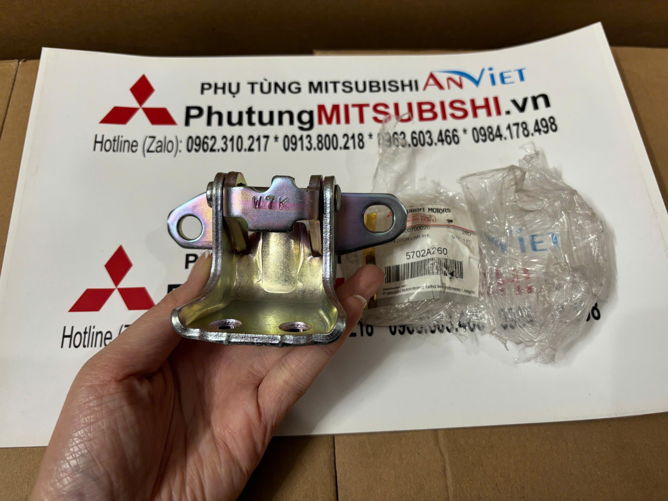 Bản lề cánh cửa trước xe Mitsubishi Xpander