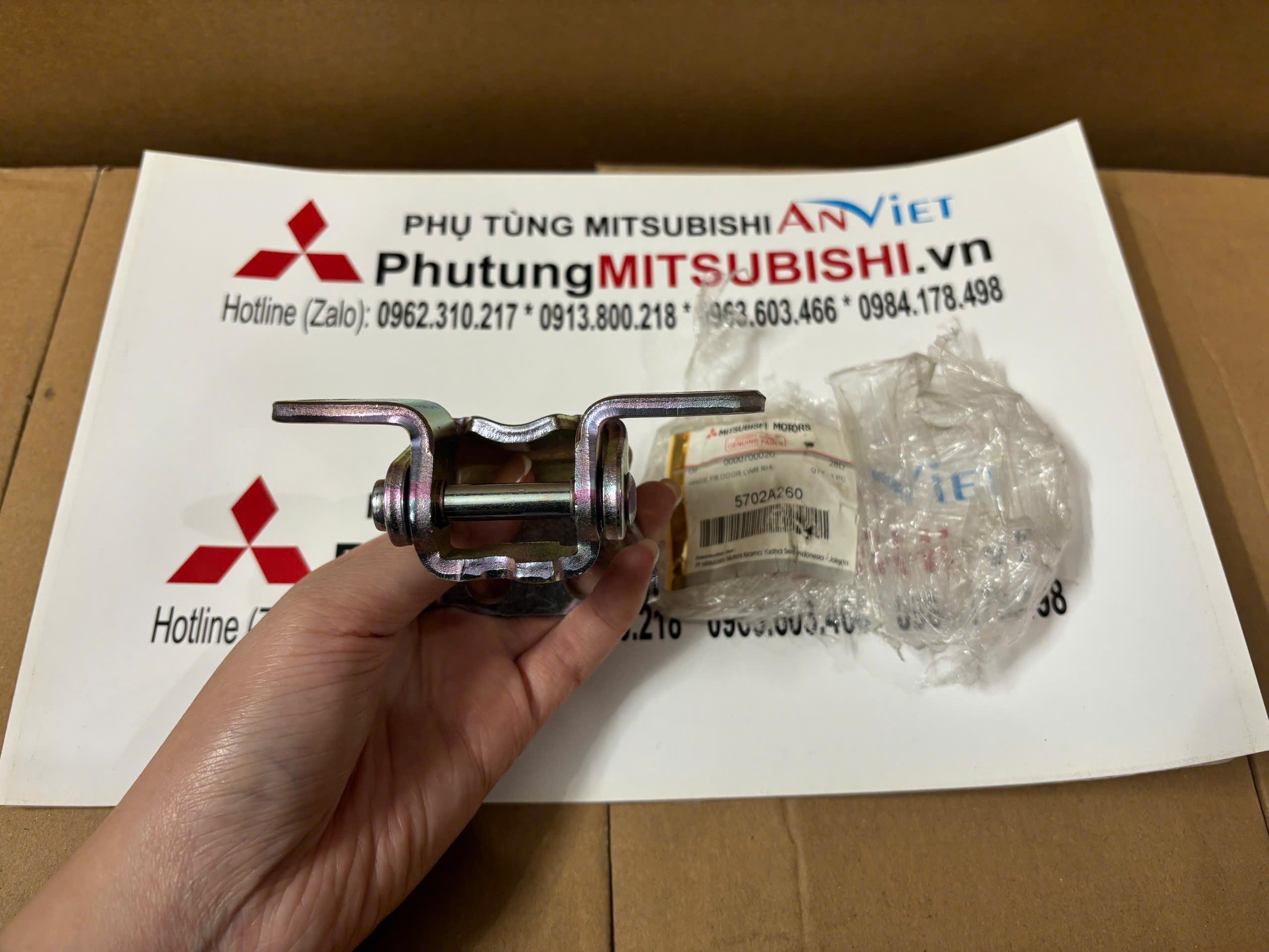 Bản lề cánh cửa trước xe Mitsubishi Xpander