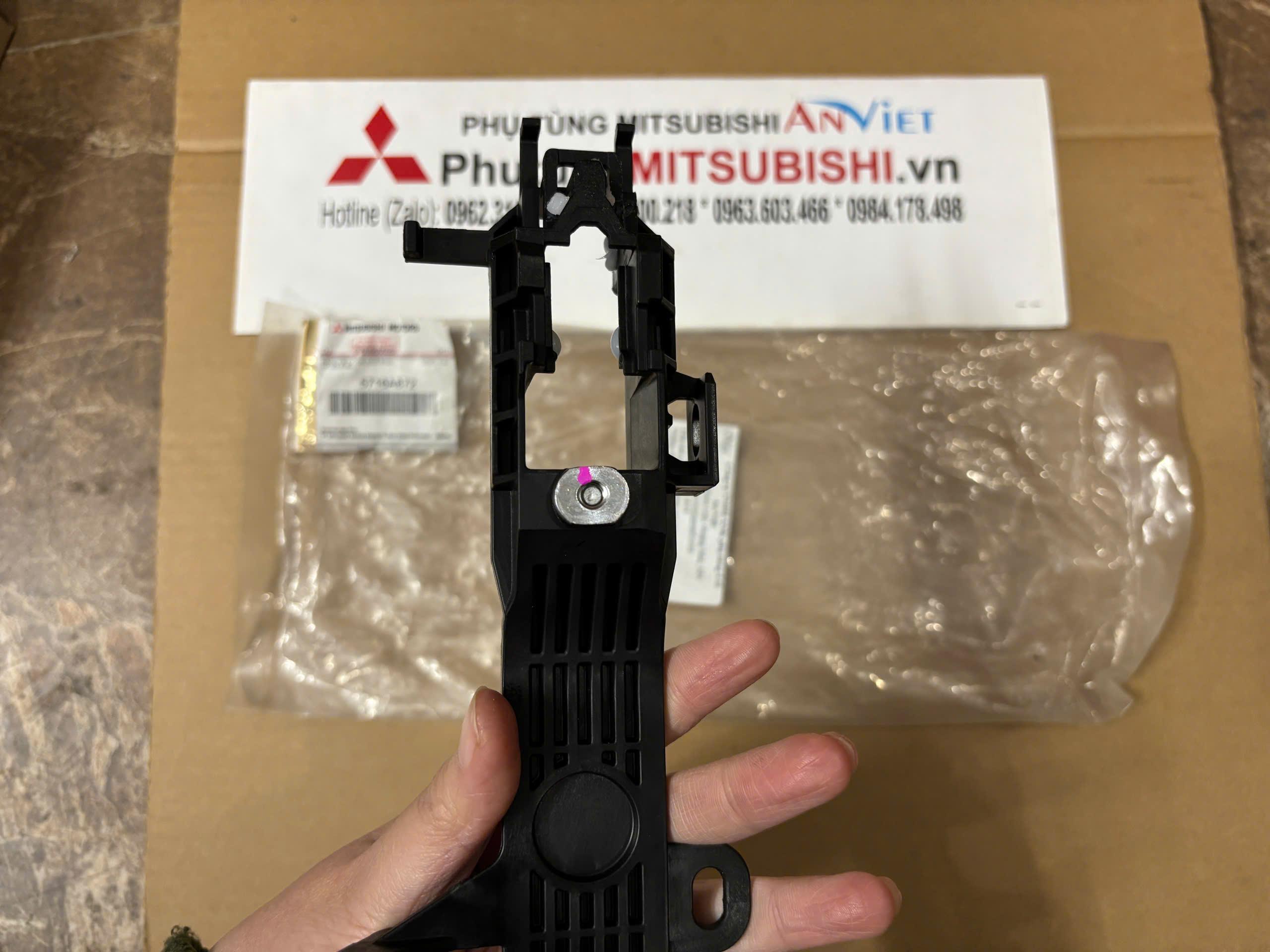 Đế bắt tay mở cửa cánh cửa trước xe Mitsubishi Xpander