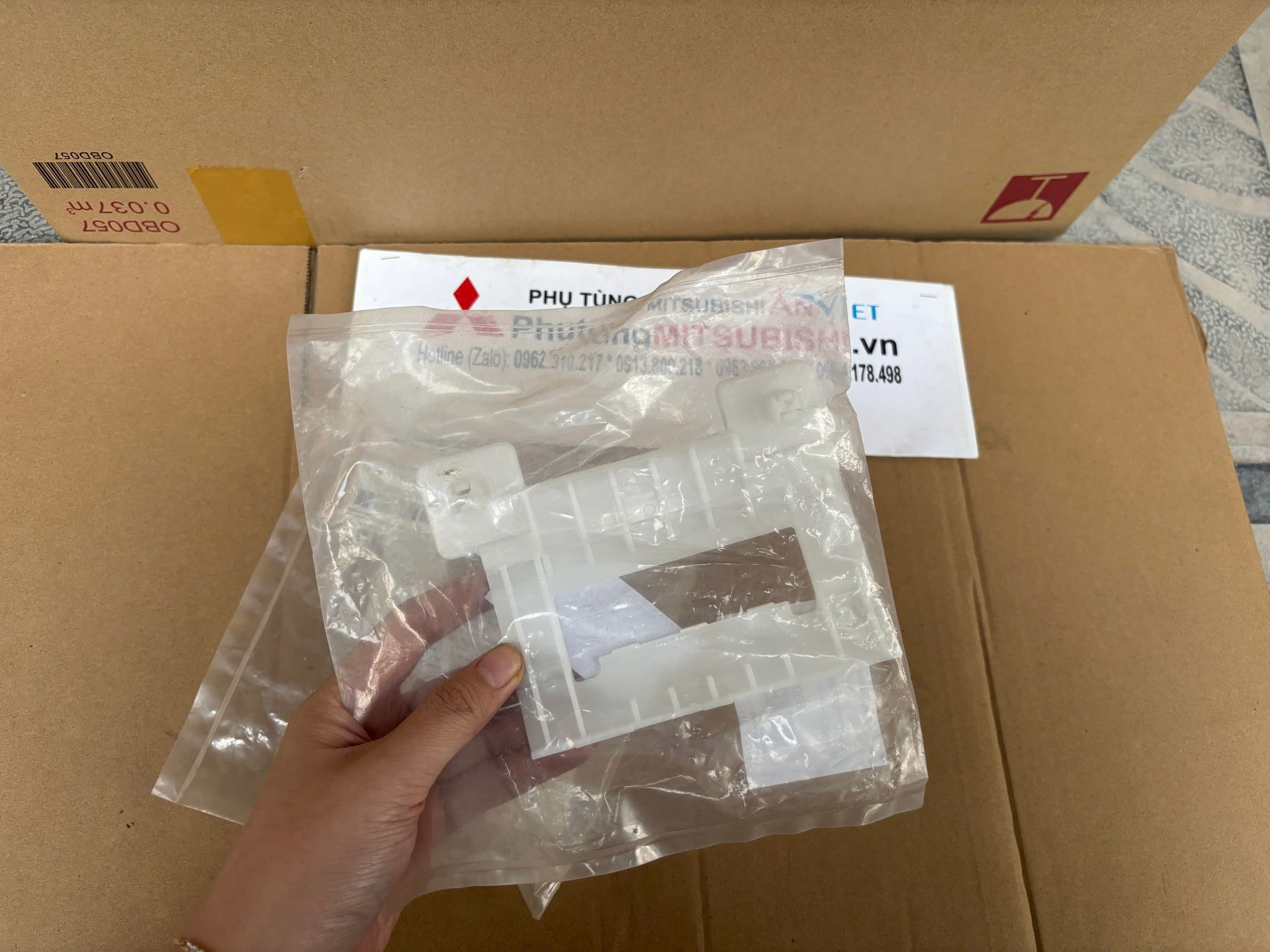 Cá cài đèn pha bằng Nhựa trắng xe Mitsubishi Xpander