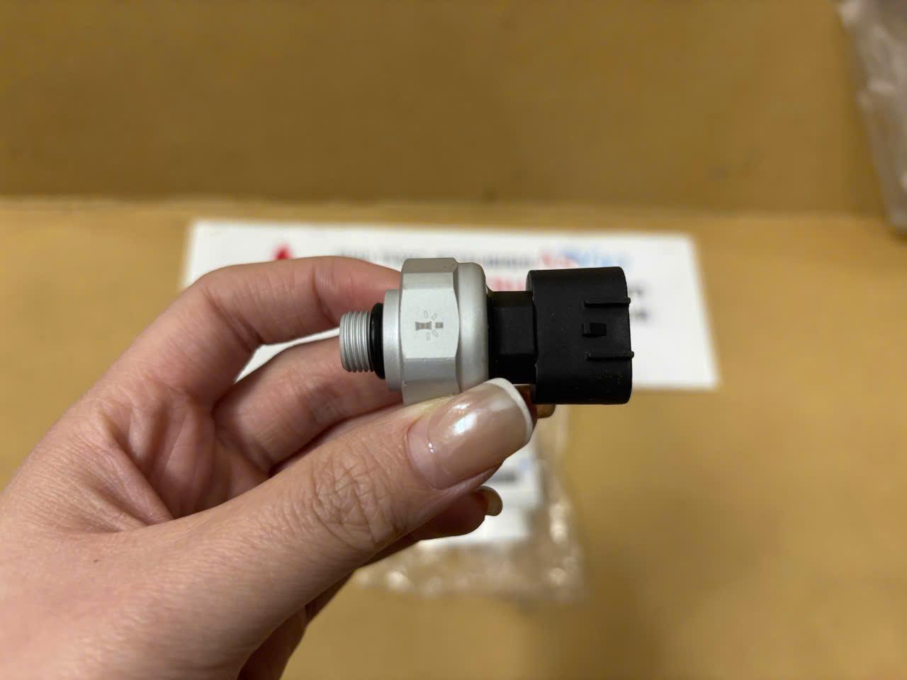 Cảm biến áp suất ga lạnh xe Mitsubishi Xpander