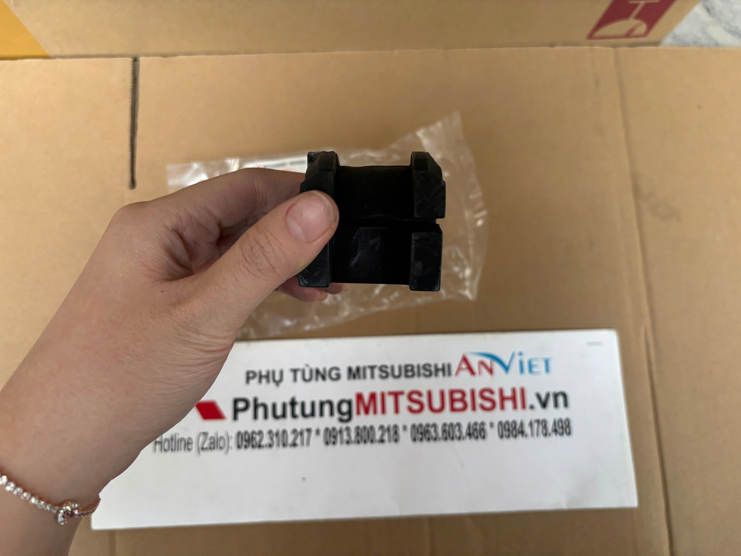 Cao Su Ốp Cân Bằng Trước xe Mitsubishi Xpander