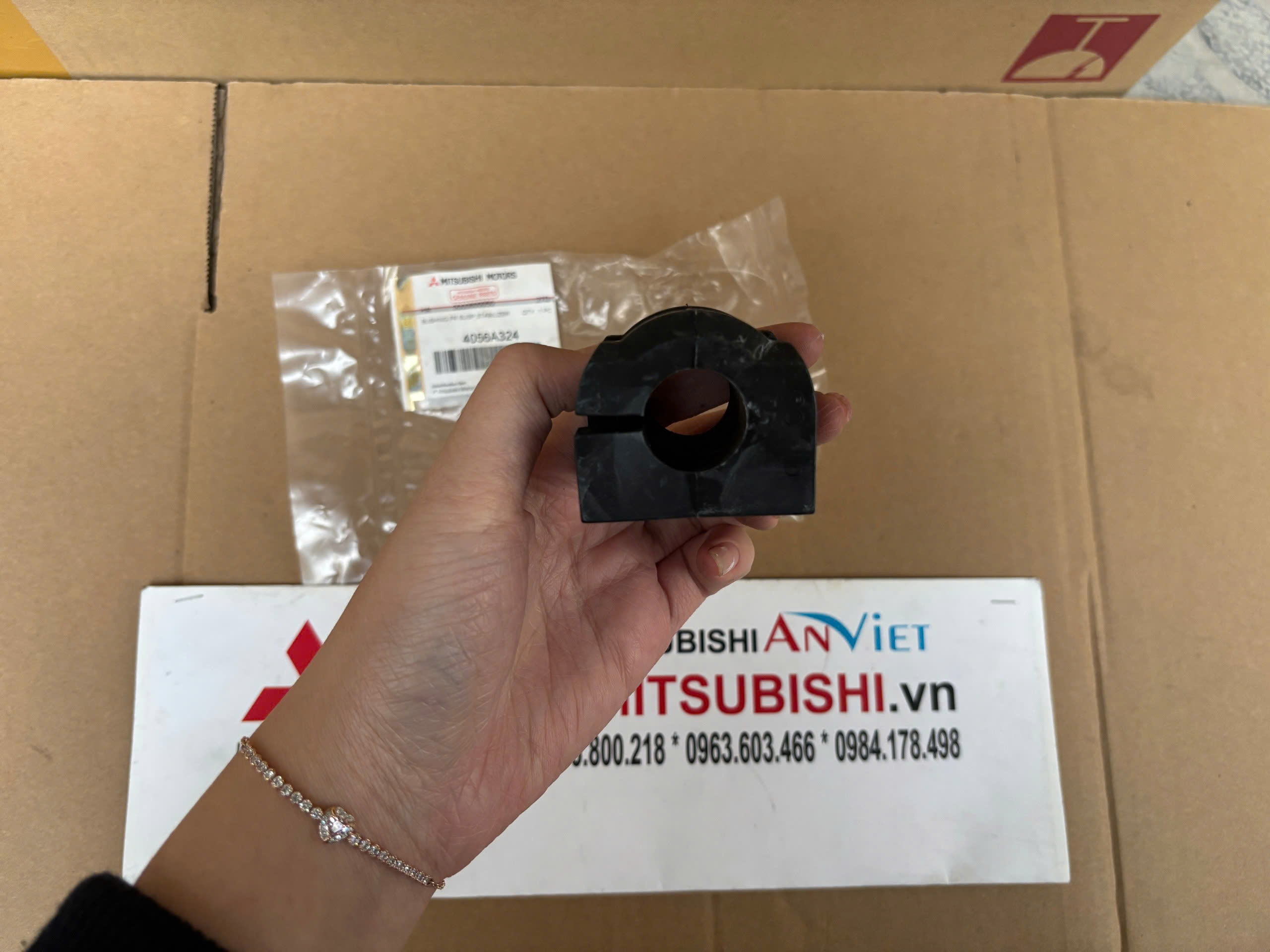 Cao Su Ốp Cân Bằng Trước xe Mitsubishi Xpander