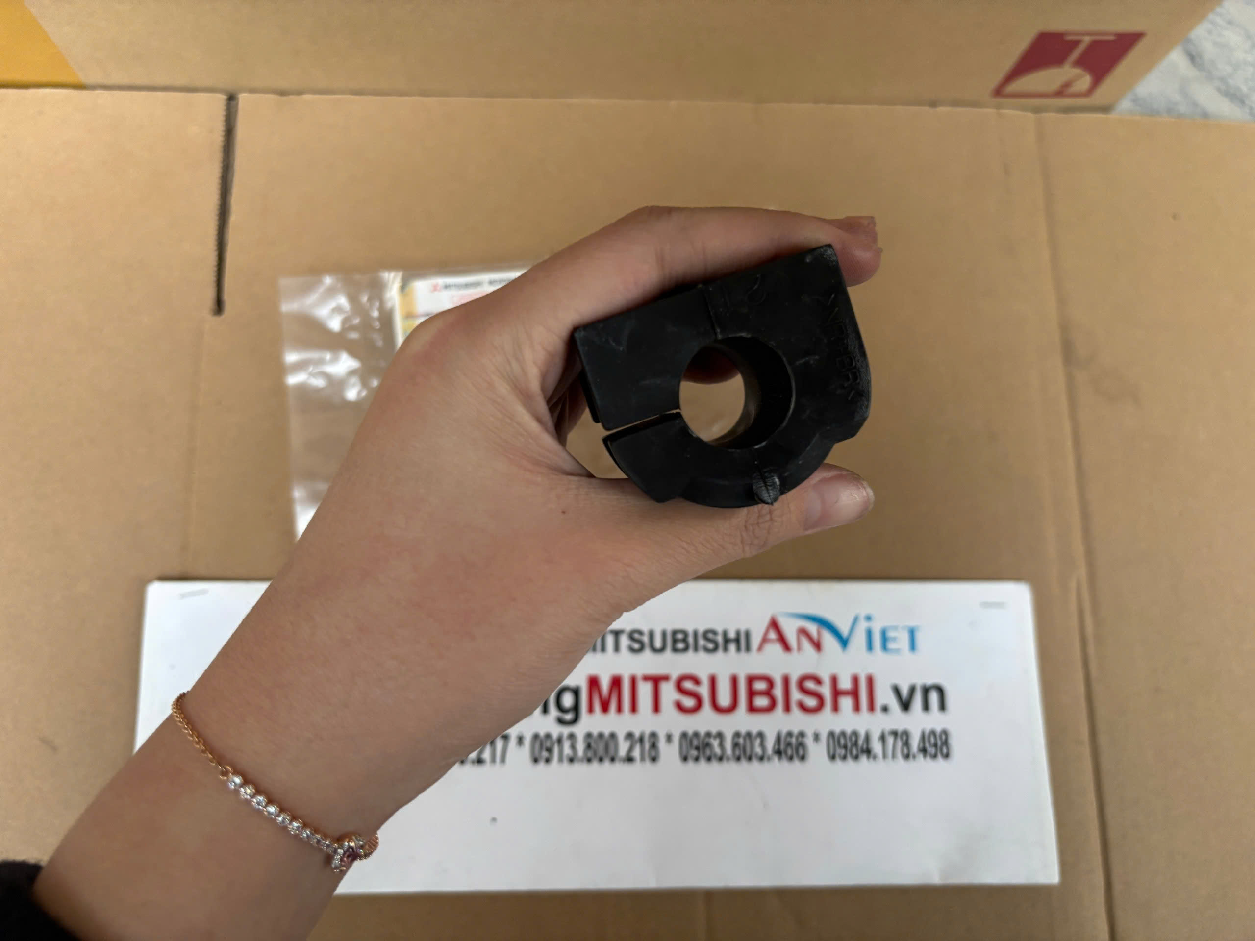 Cao Su Ốp Cân Bằng Trước xe Mitsubishi Xpander