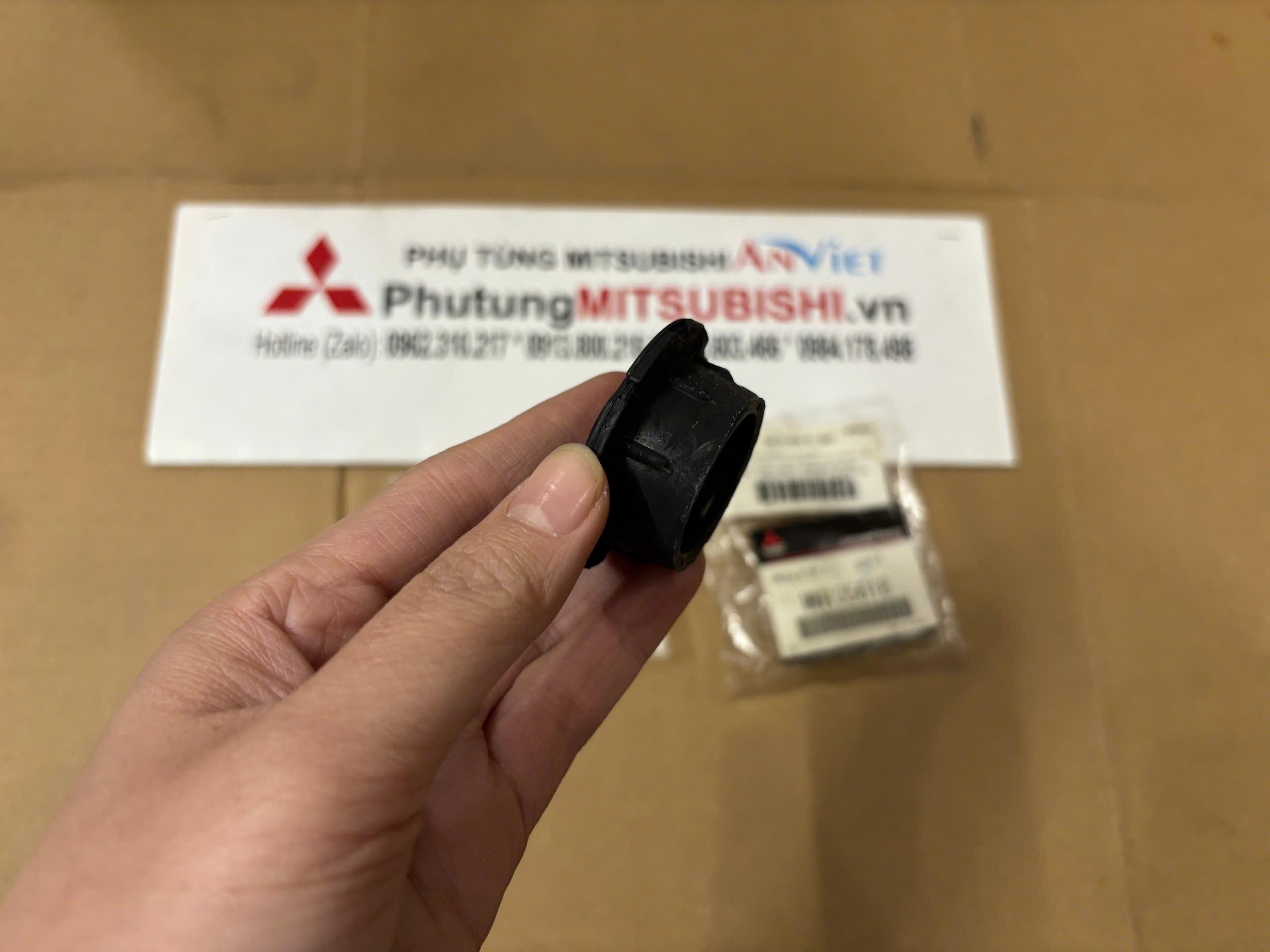 Cao su chân két nước Mitsubishi Xpander