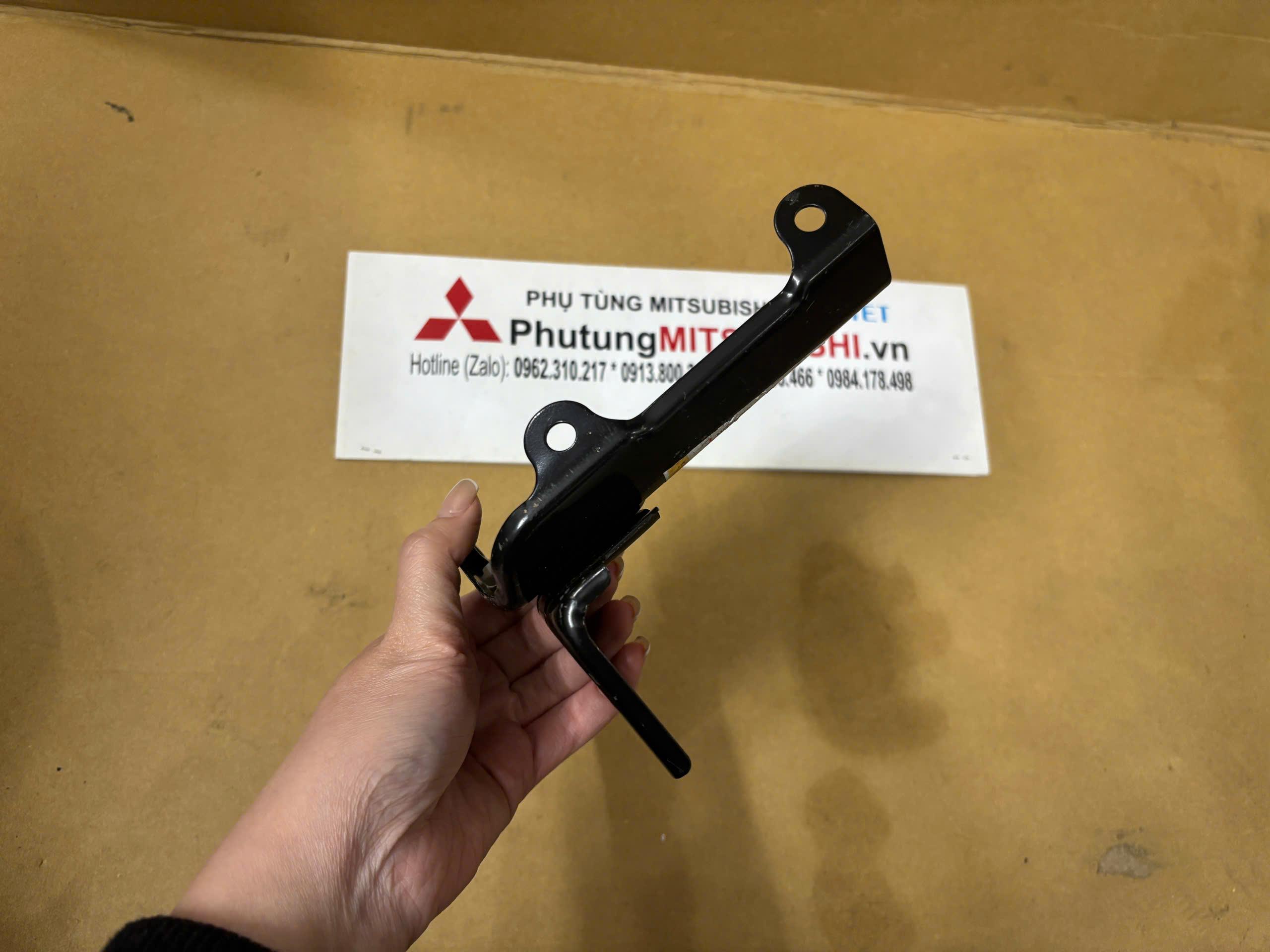 Giá đỡ tai xe Mitsubishi Xpander