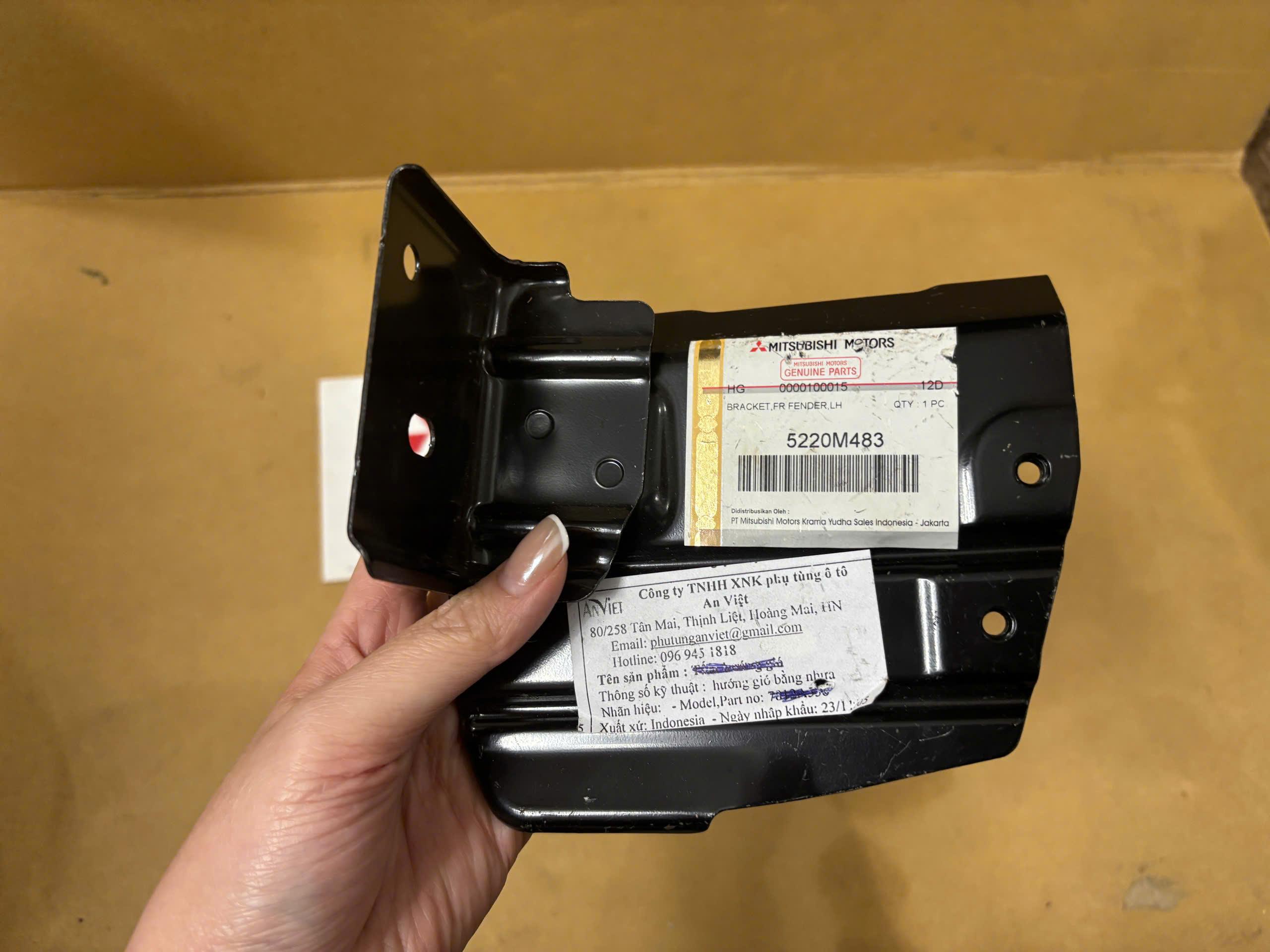 Giá đỡ tai xe Mitsubishi Xpander