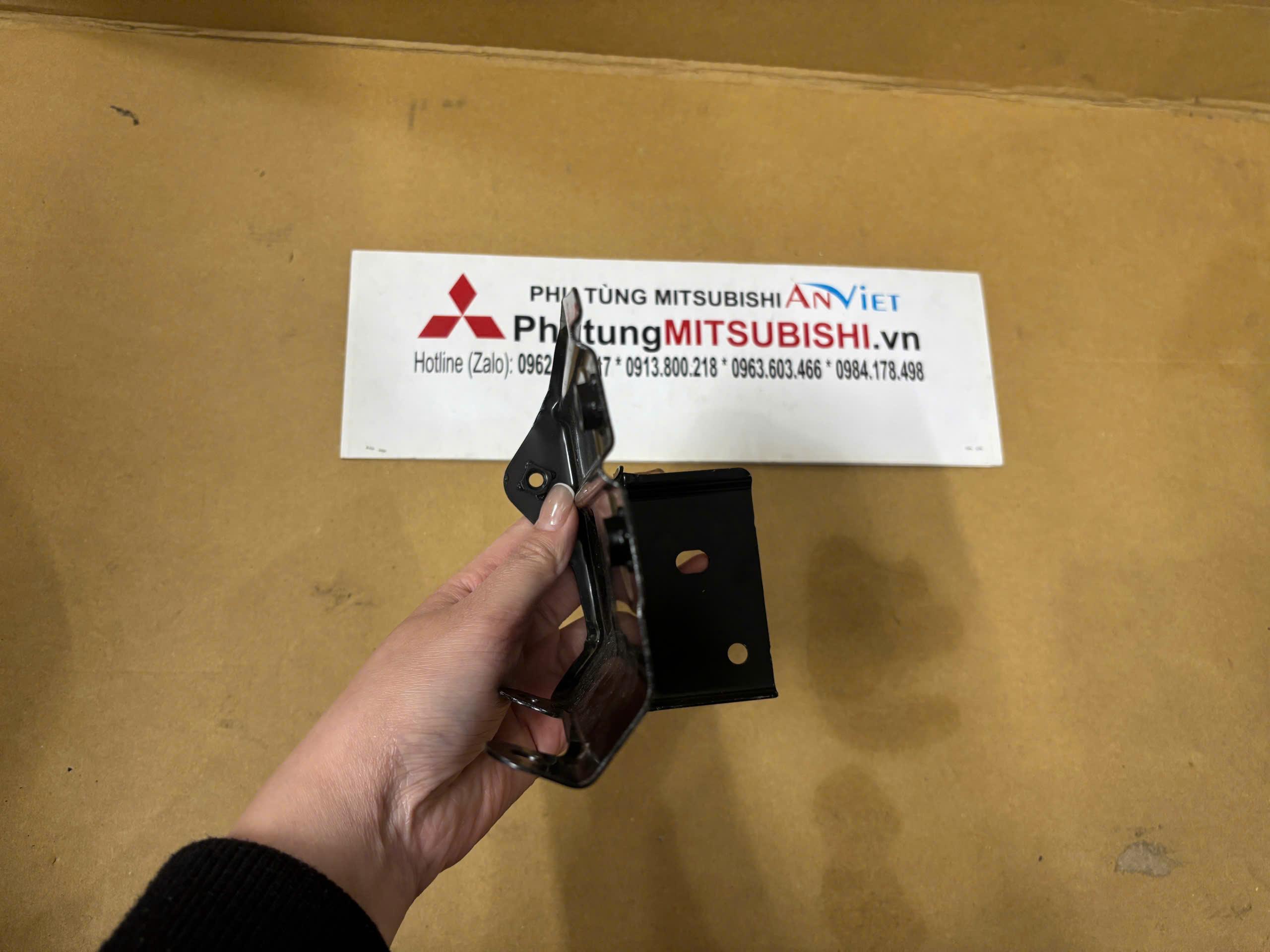 Giá đỡ tai xe Mitsubishi Xpander