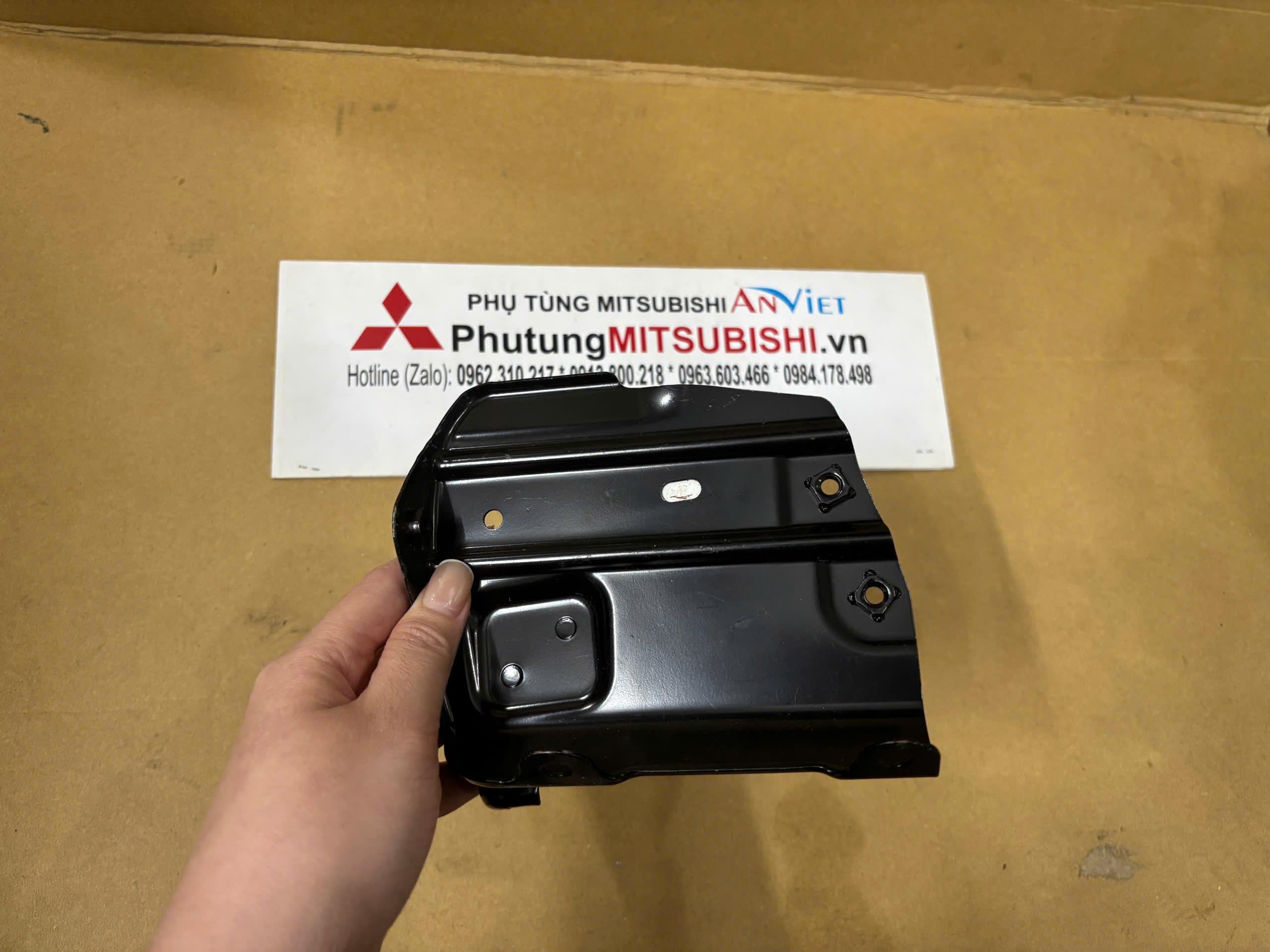 Giá đỡ tai xe Mitsubishi Xpander