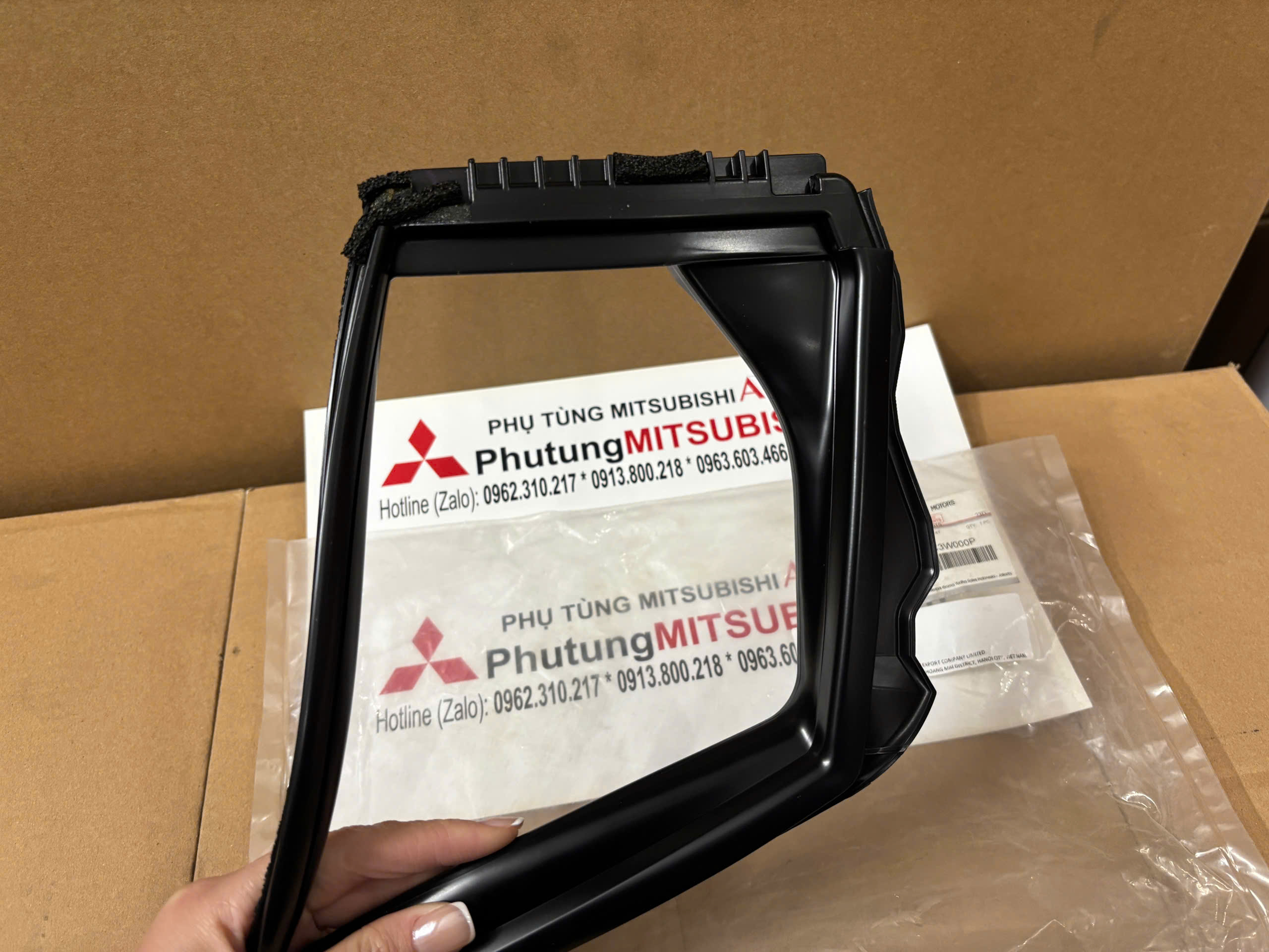 Gioăng kính chết cửa trước xe Mitsubishi Xpander