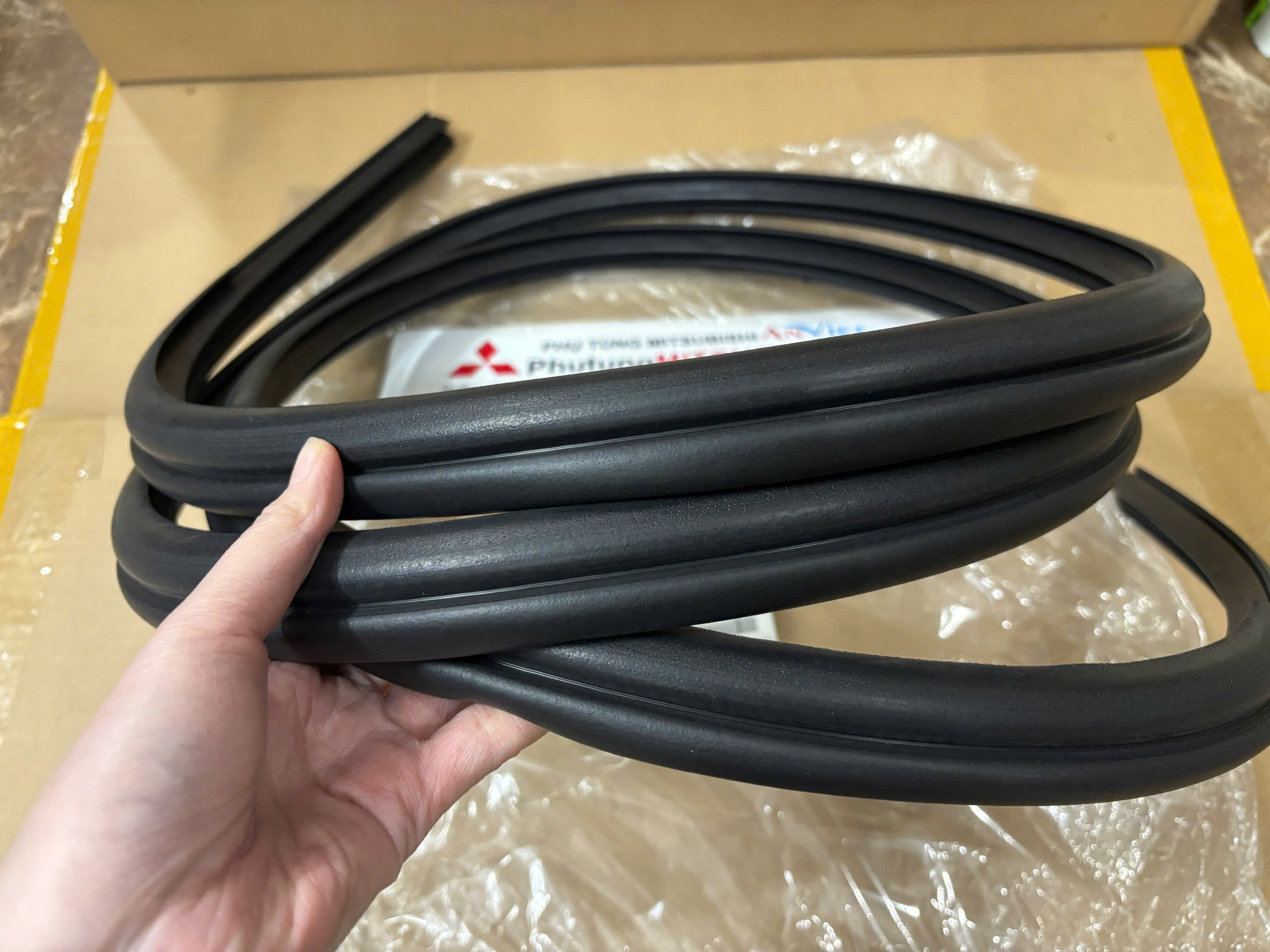 Gioăng khung cửa trước xe Mitsubishi Xpander