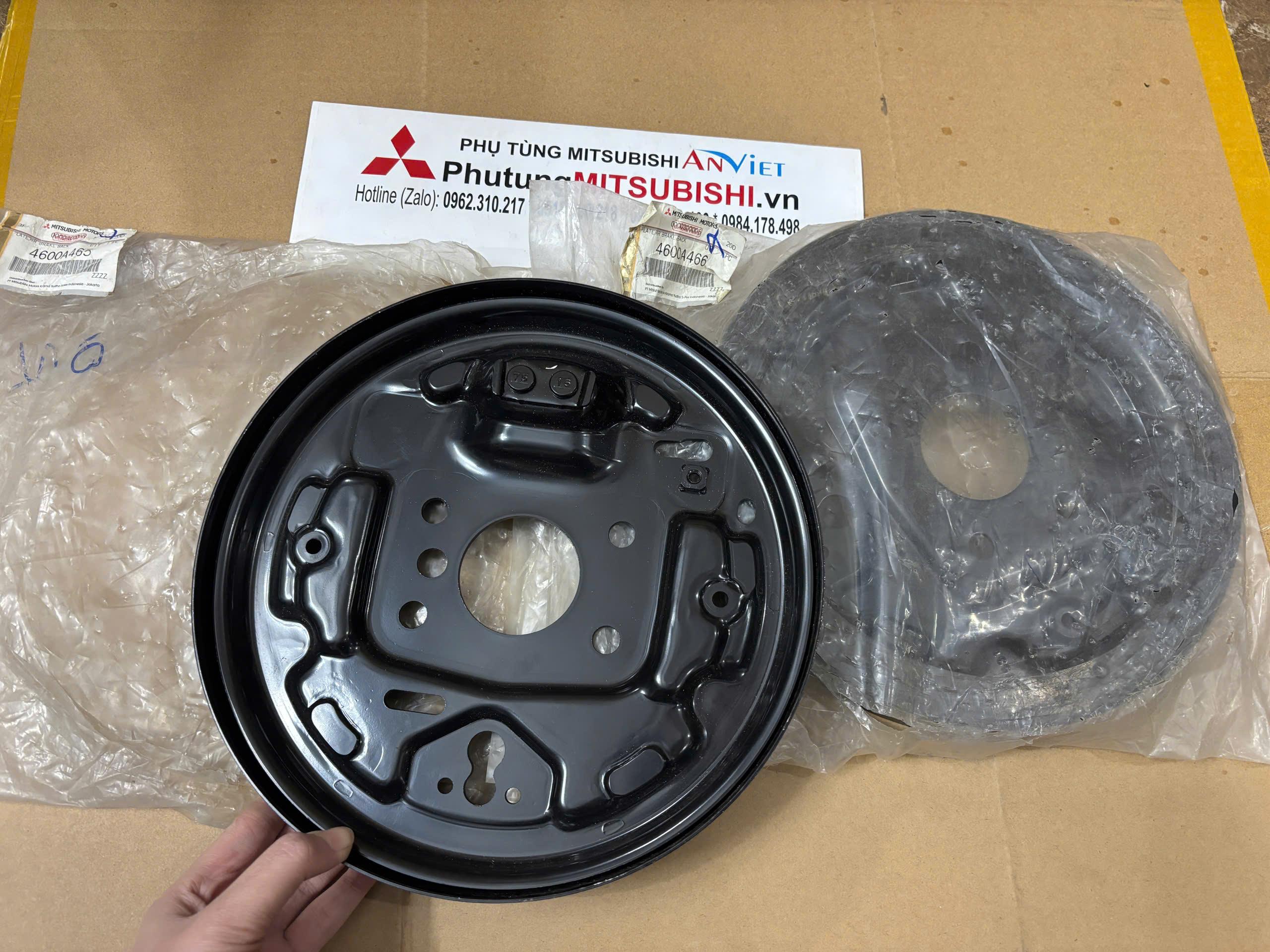 Mâm dừng phanh tay xe Mitsubishi Xpander