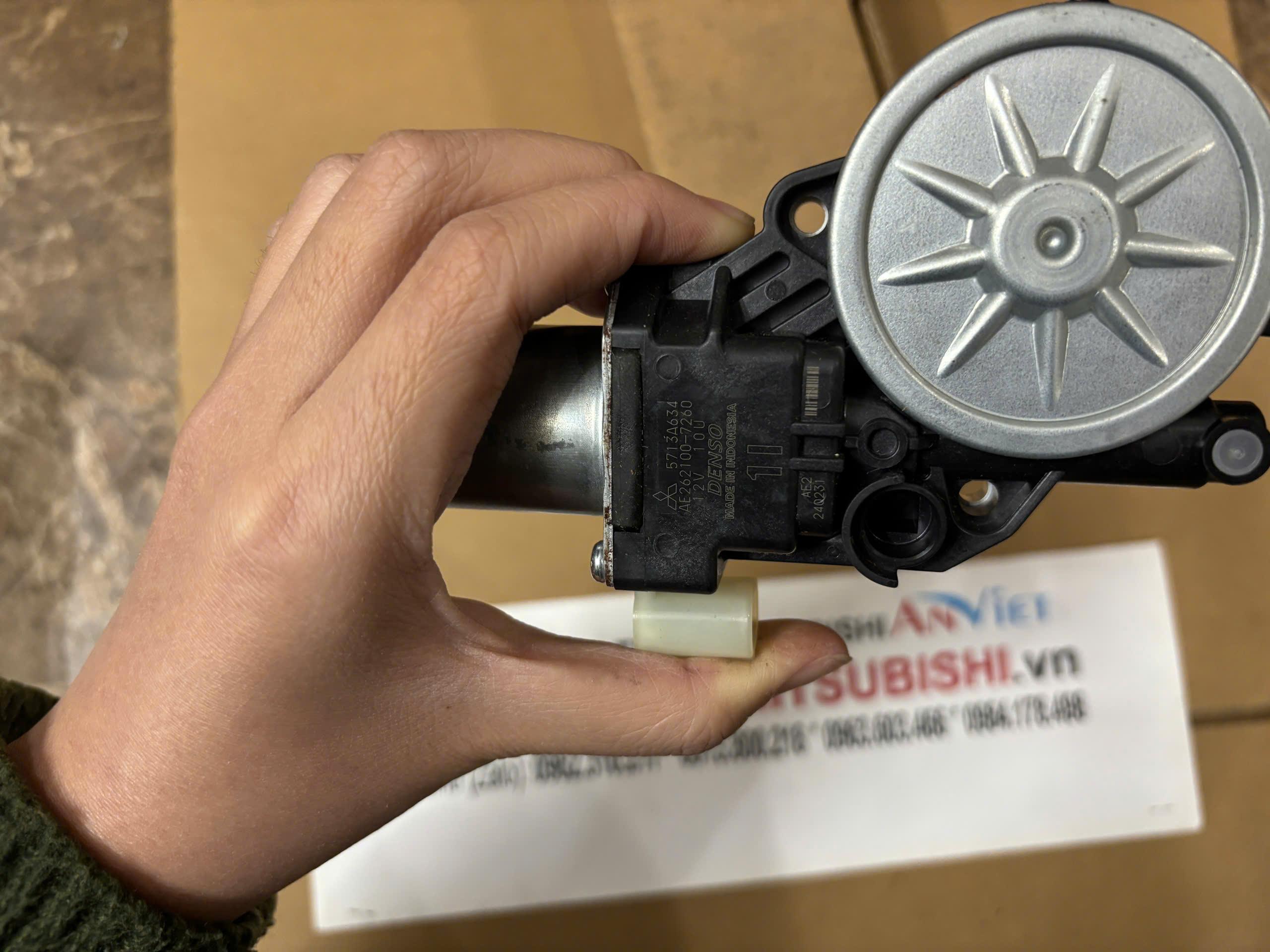 Mô tơ lên xuống kính xe Mitsubishi Xpander