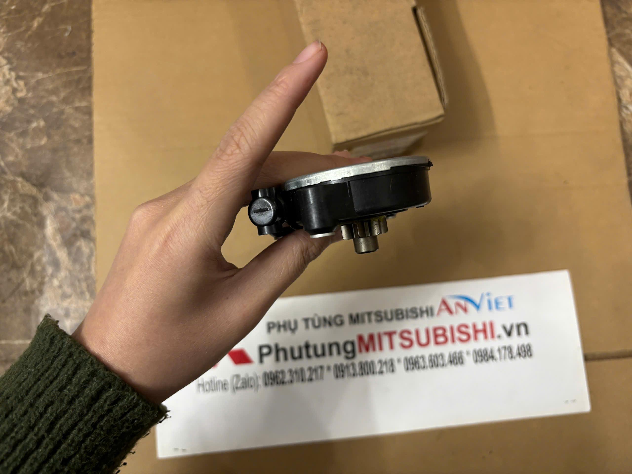 Mô tơ lên xuống kính xe Mitsubishi Xpander