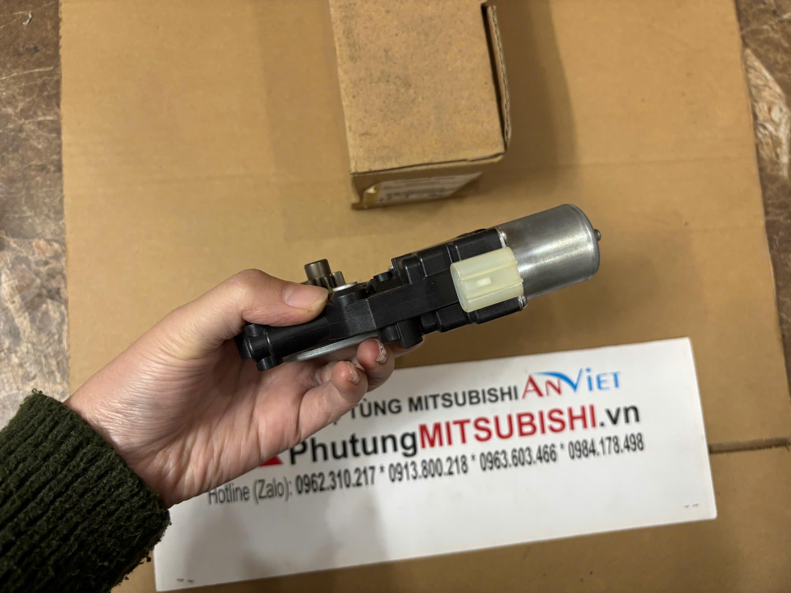 Mô tơ lên xuống kính xe Mitsubishi Xpander