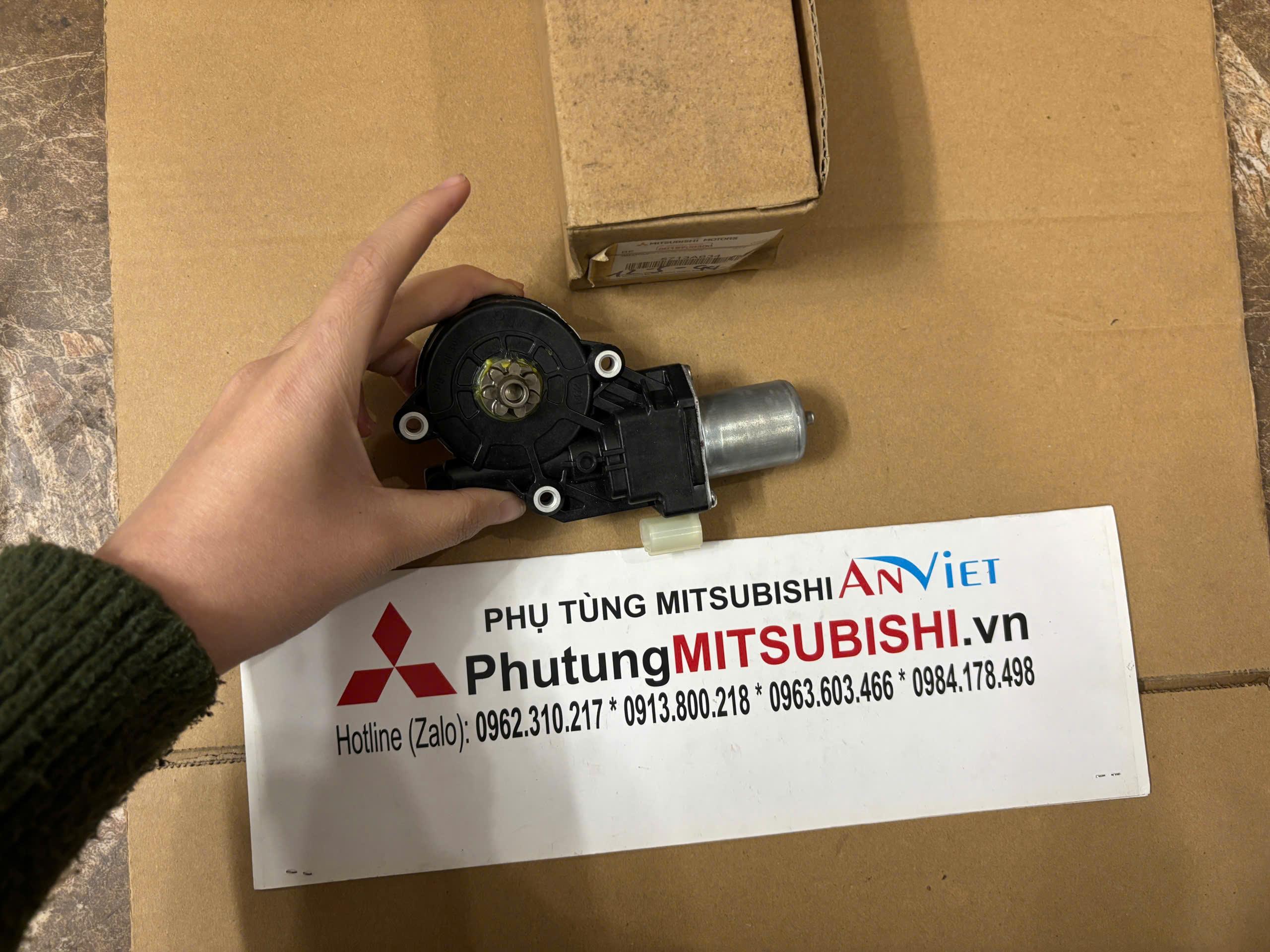 Mô tơ lên xuống kính xe Mitsubishi Xpander