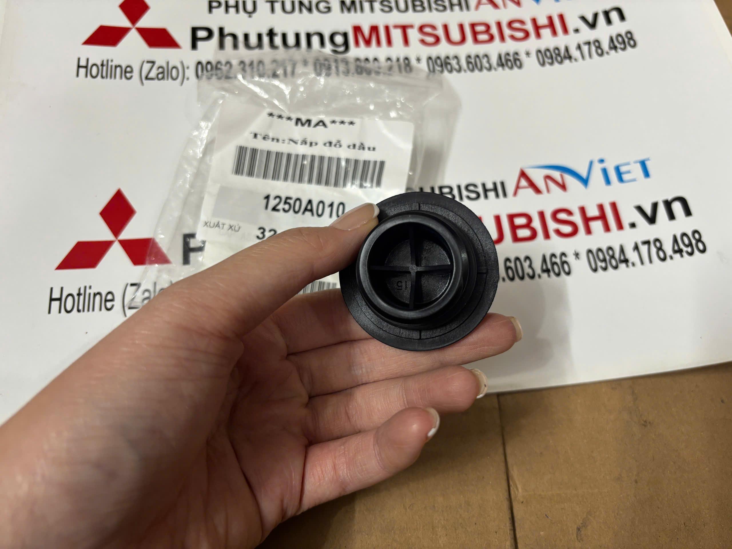 Nắp đổ dầu, nhớt động cơ xe Mitsubishi Attrage