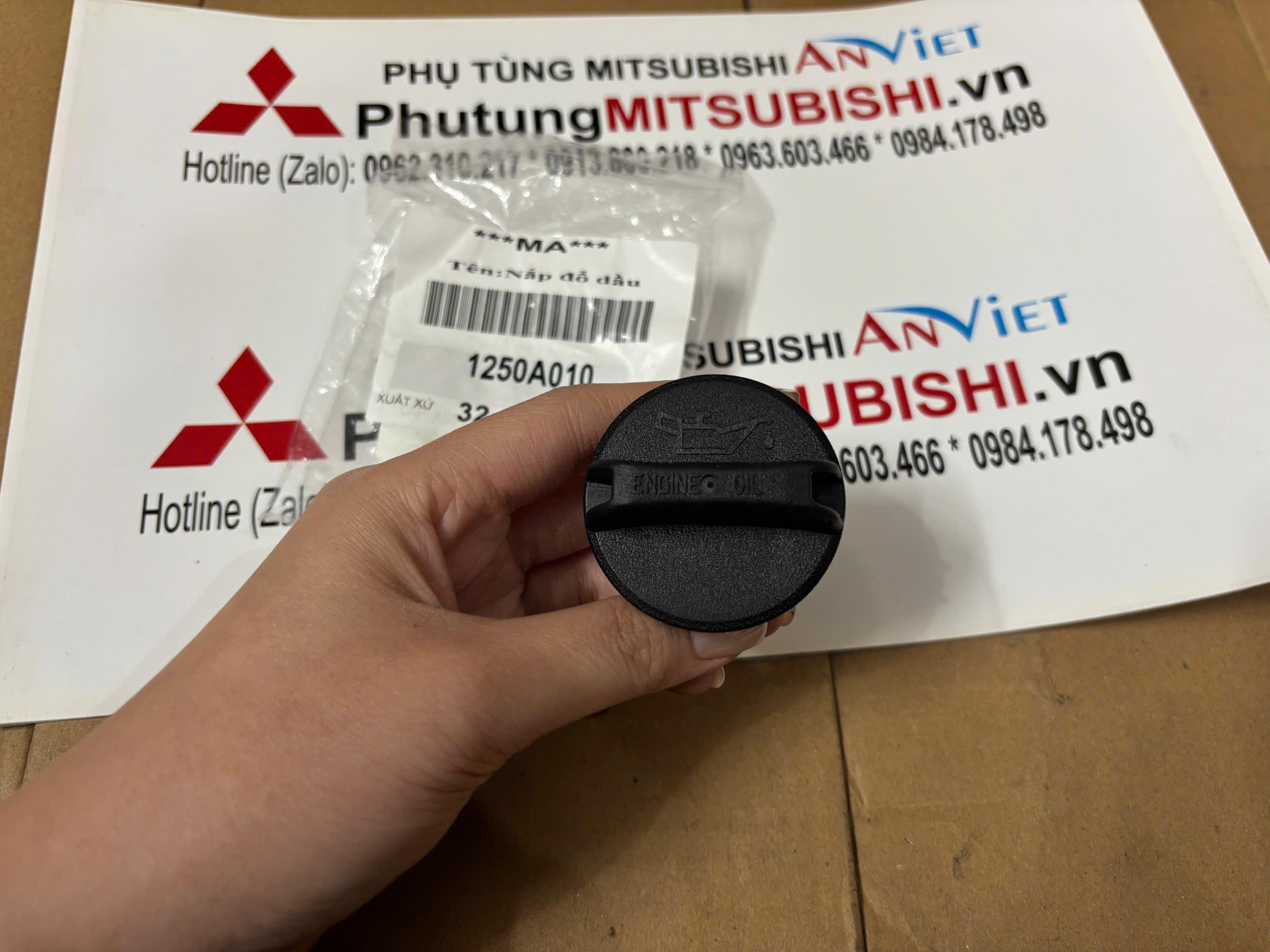 Nắp đổ dầu, nhớt động cơ xe Mitsubishi Attrage