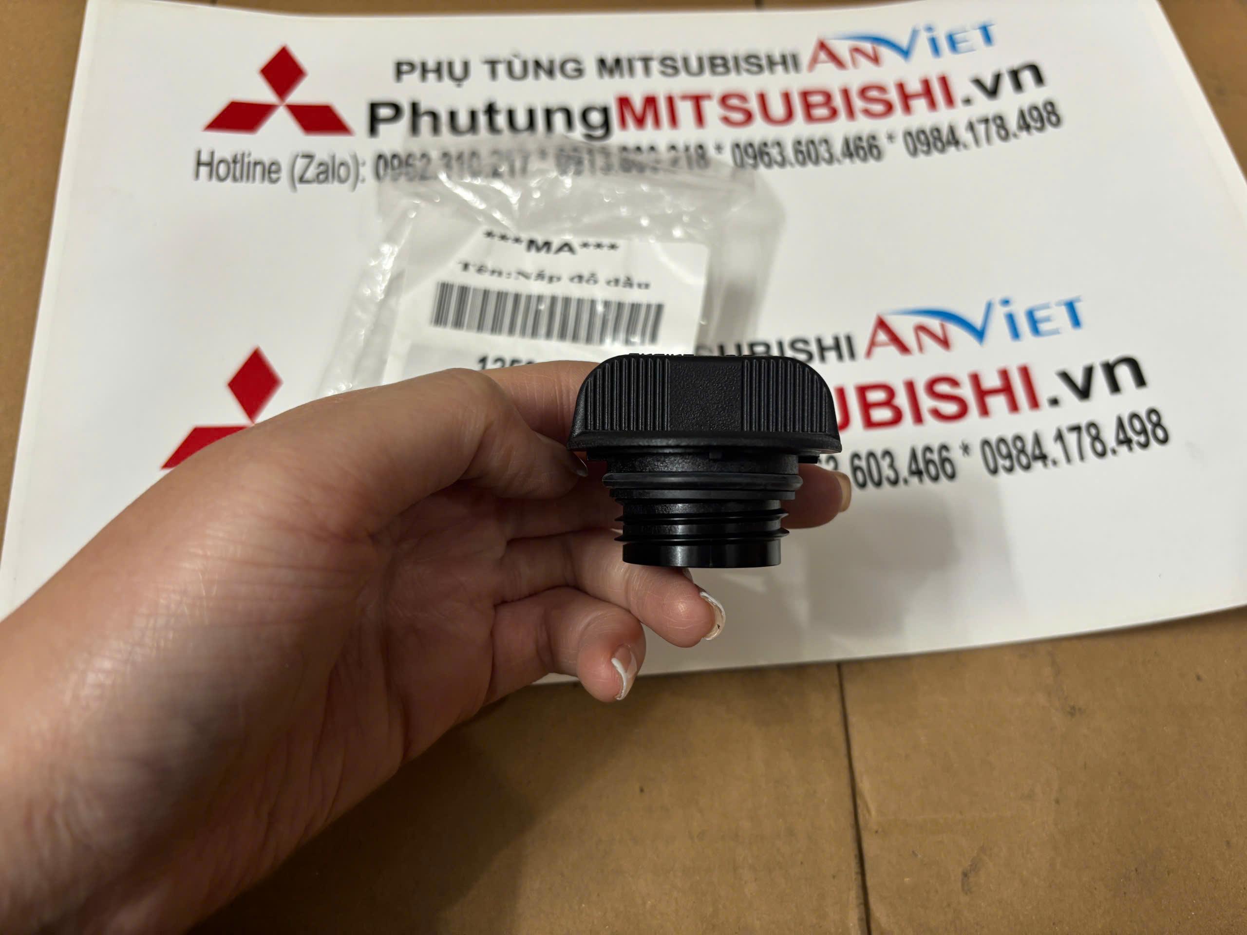 Nắp đổ dầu, nhớt động cơ xe Mitsubishi Attrage