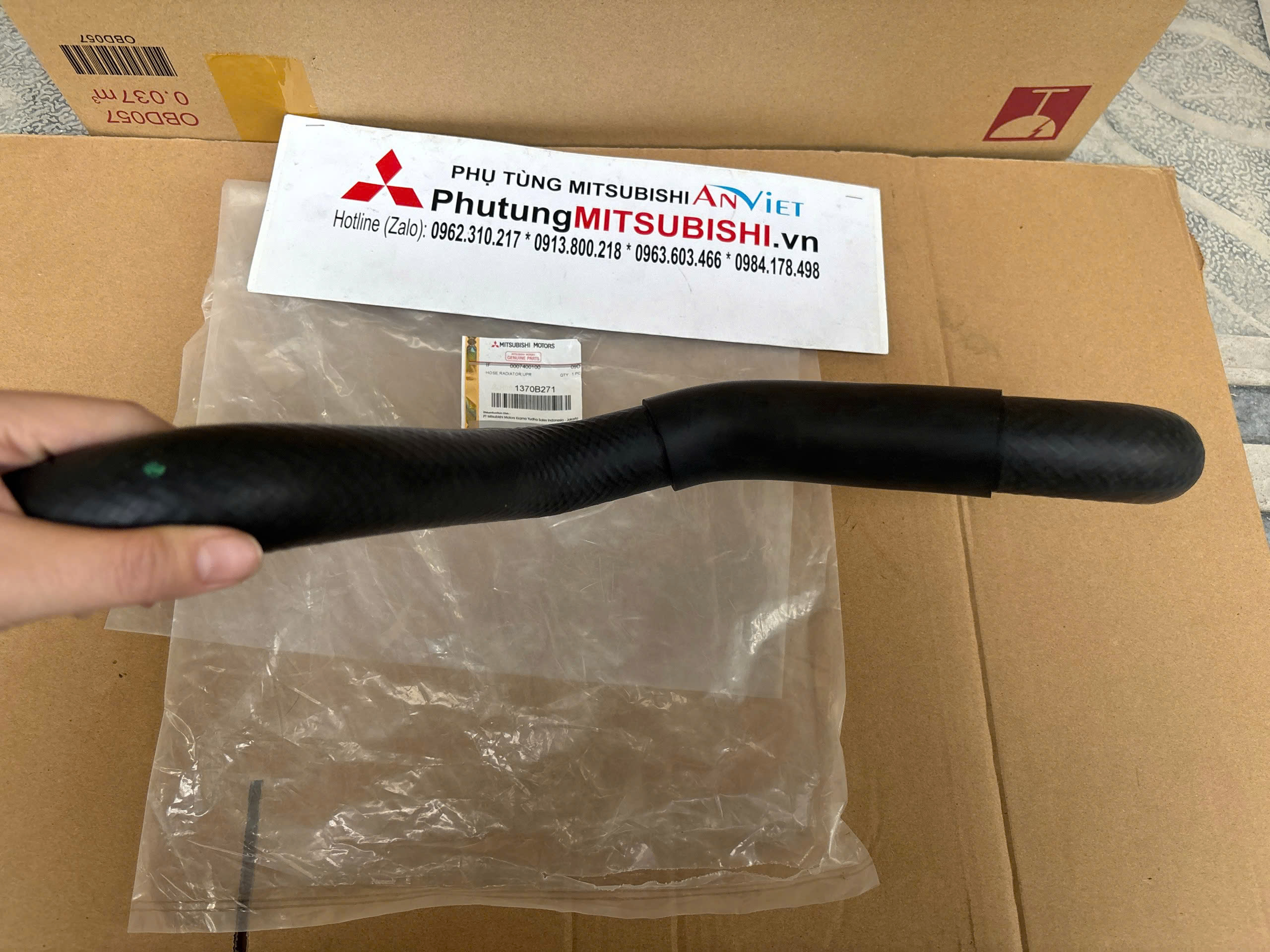Ống cao su vào két nước xe Mitsubishi Xpander