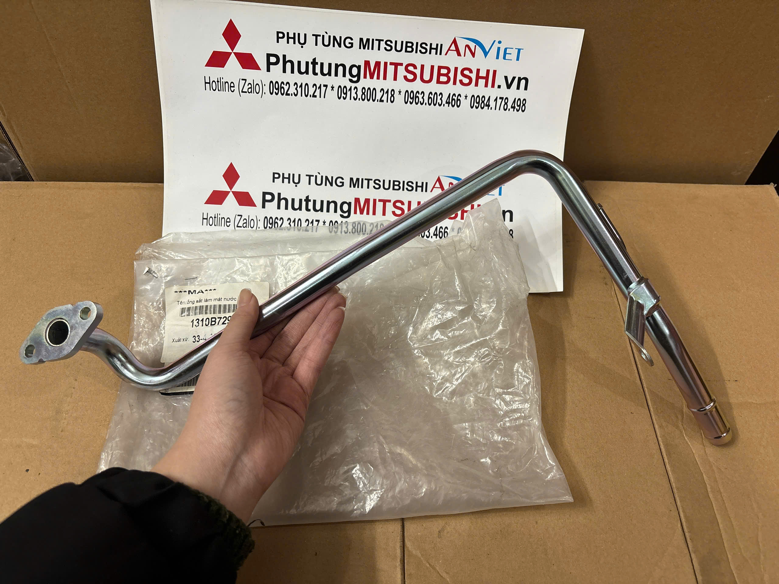Ống nạp nước vào bơm nước xe Mitsubishi Xpander