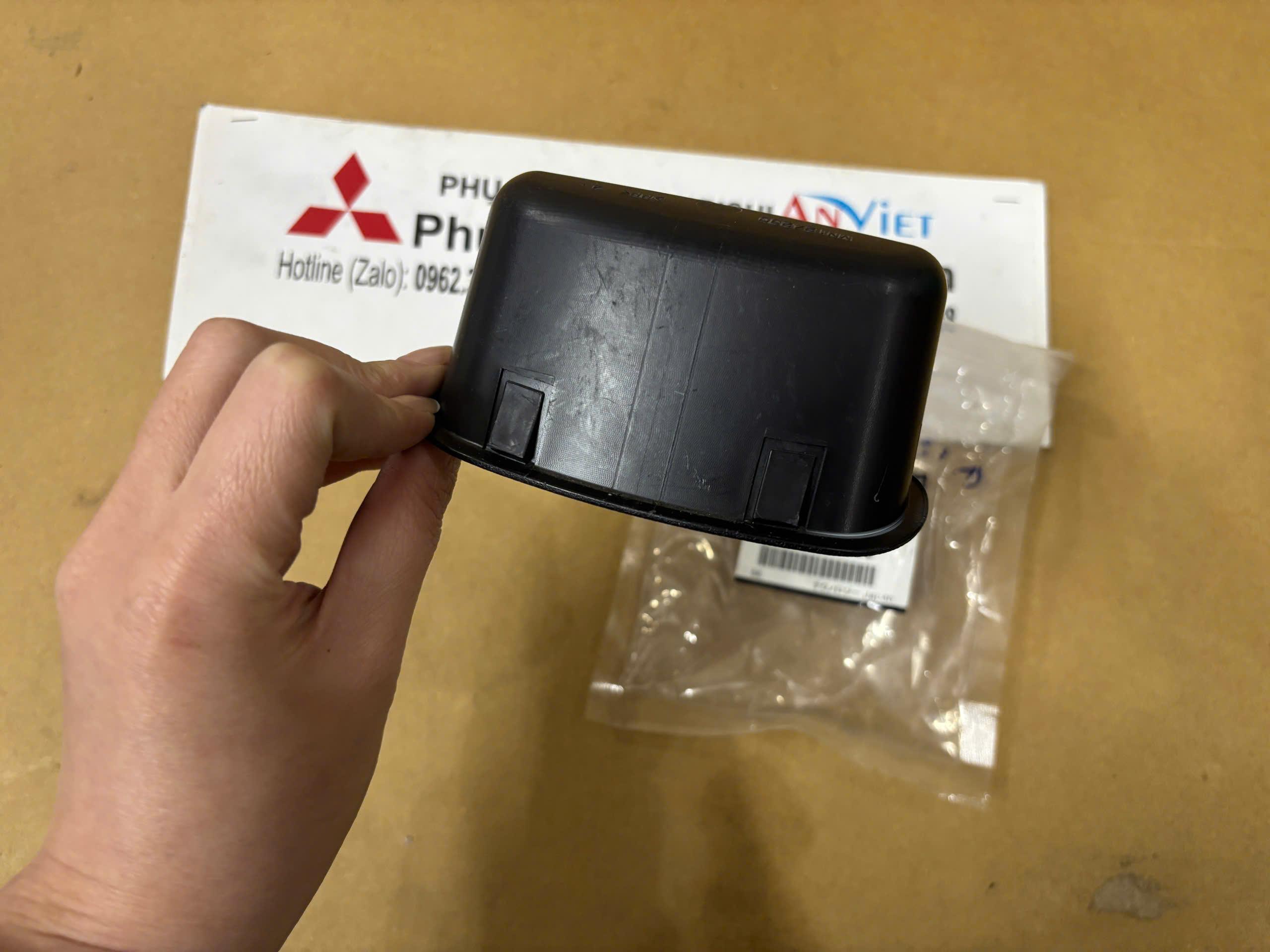 Tay mở cánh cửa hậu xe Mitsubishi Xpander
