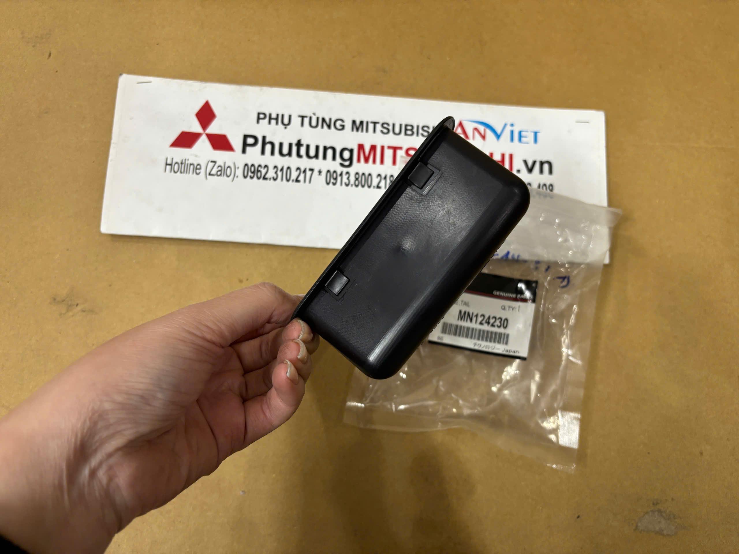 Tay mở cánh cửa hậu xe Mitsubishi Xpander
