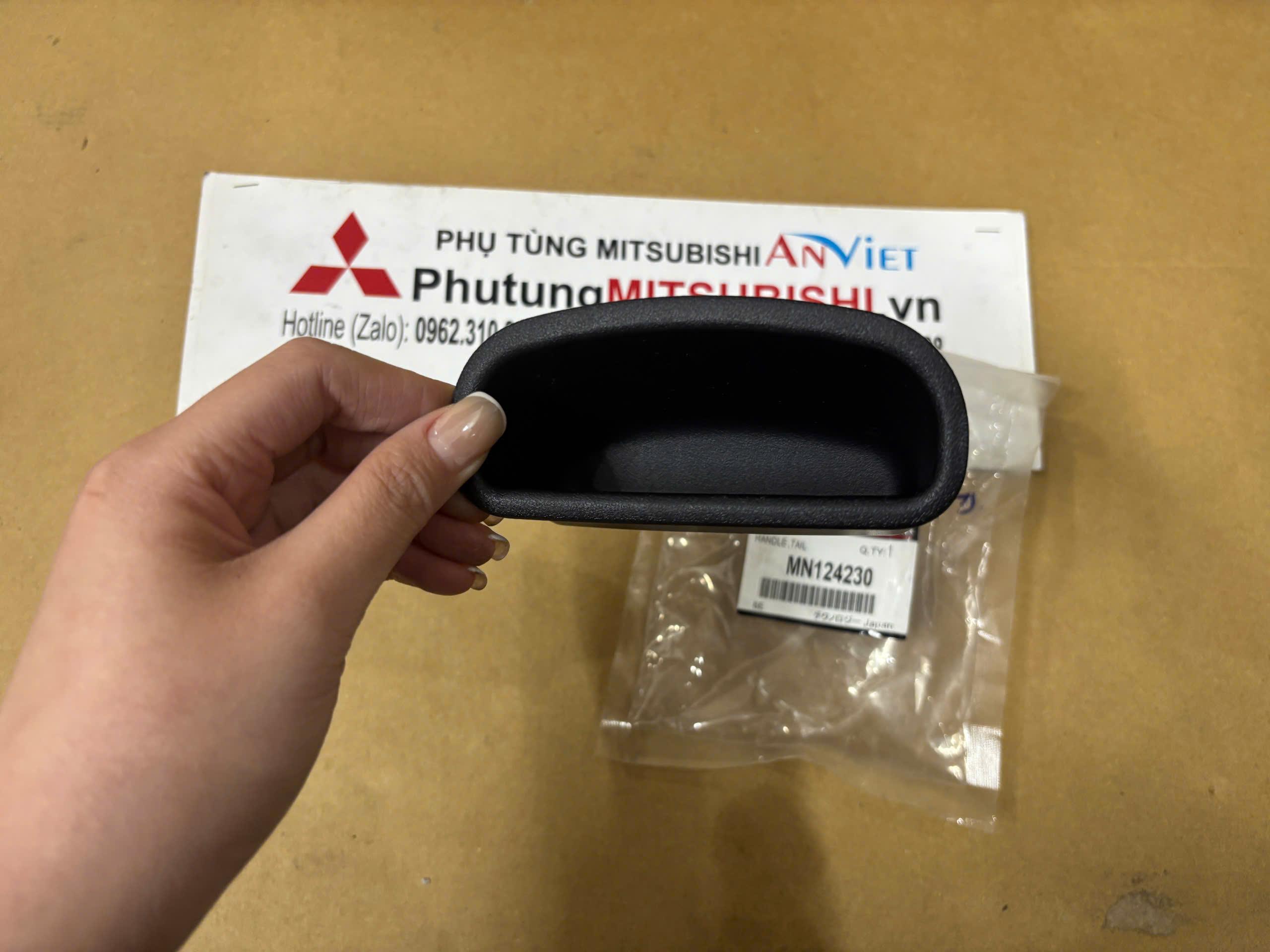 Tay mở cánh cửa hậu xe Mitsubishi Xpander