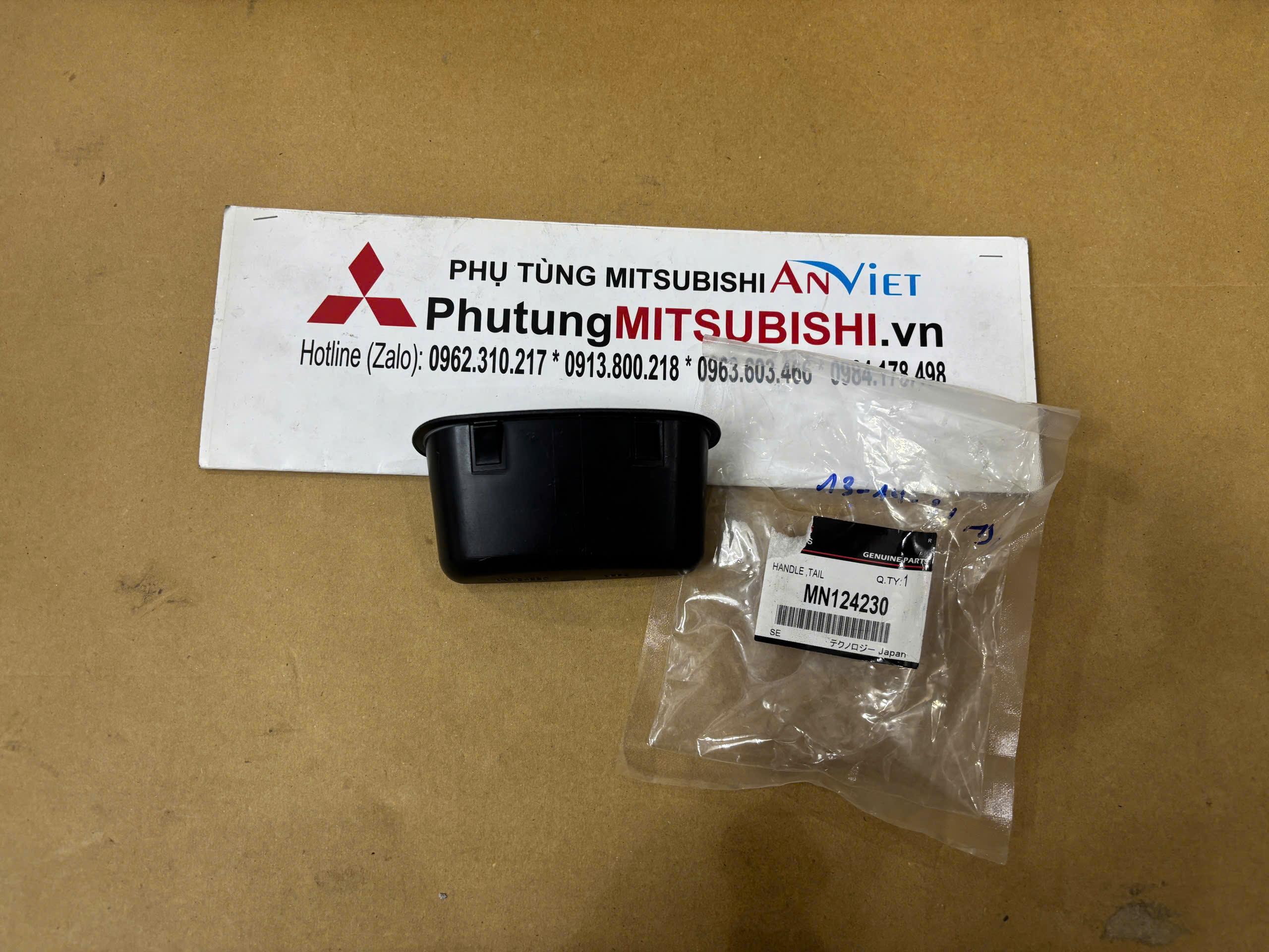 Tay mở cánh cửa hậu xe Mitsubishi Xpander