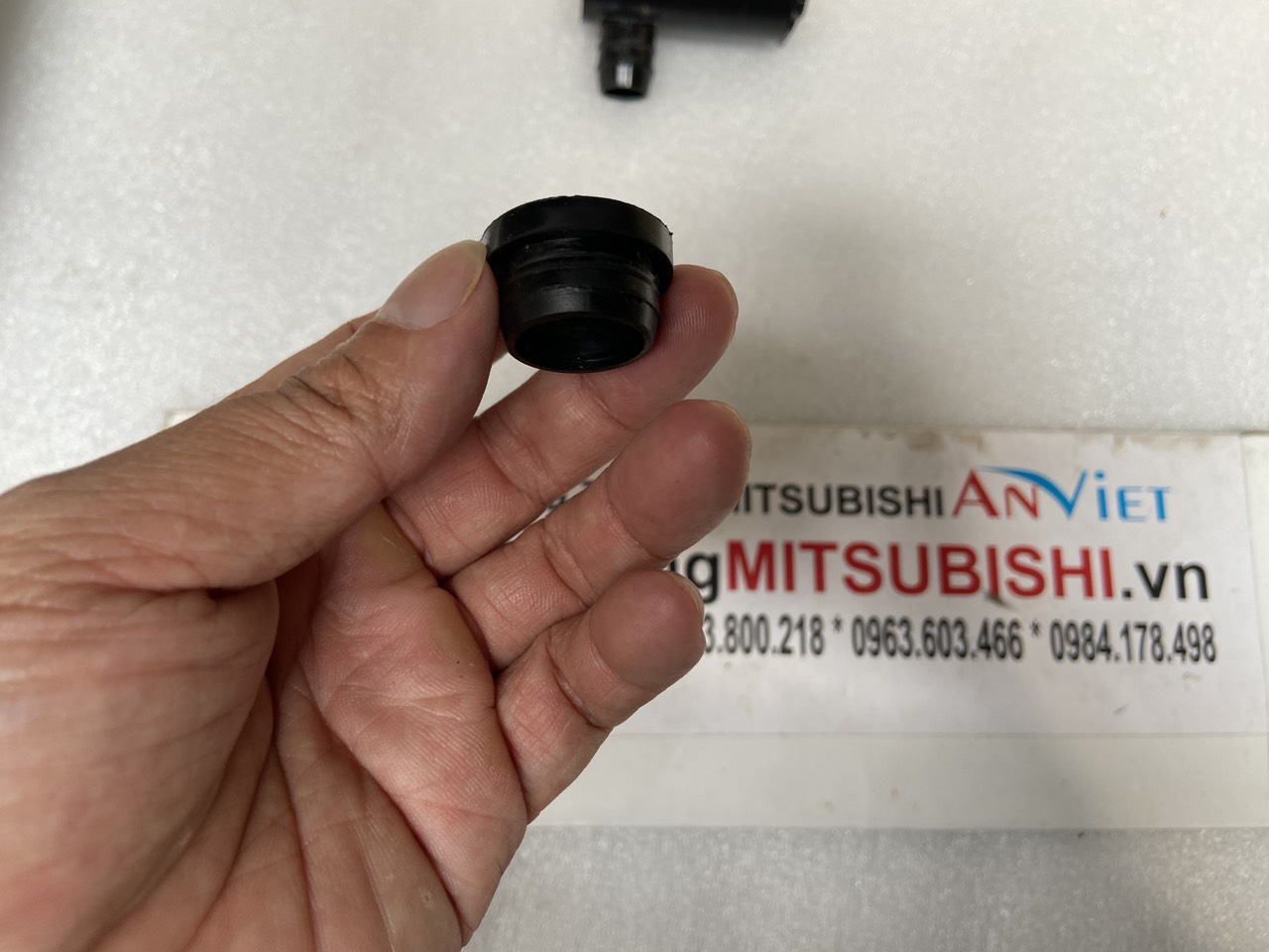 Gioăng, Phớt cao su để lắp mô tơ bơm nước rửa kính vào bình nước rửa kính xe Mitsubishi